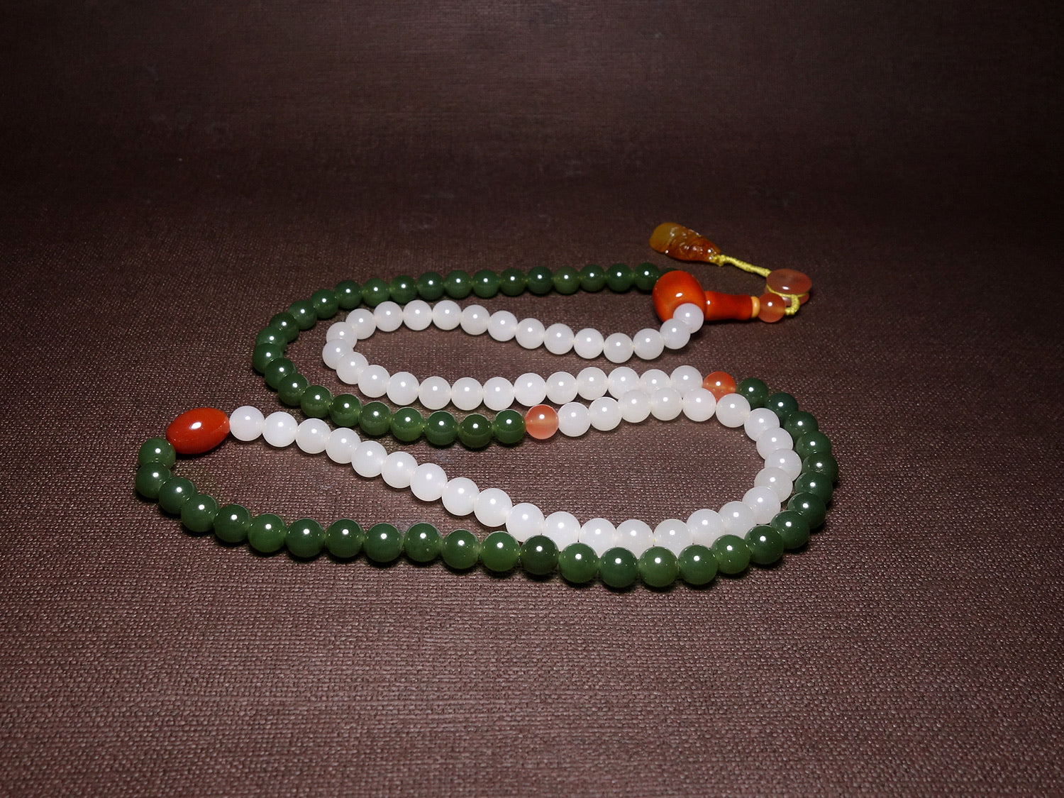 Collar de cuentas de jade verde y blanco con detalles de ágata roja