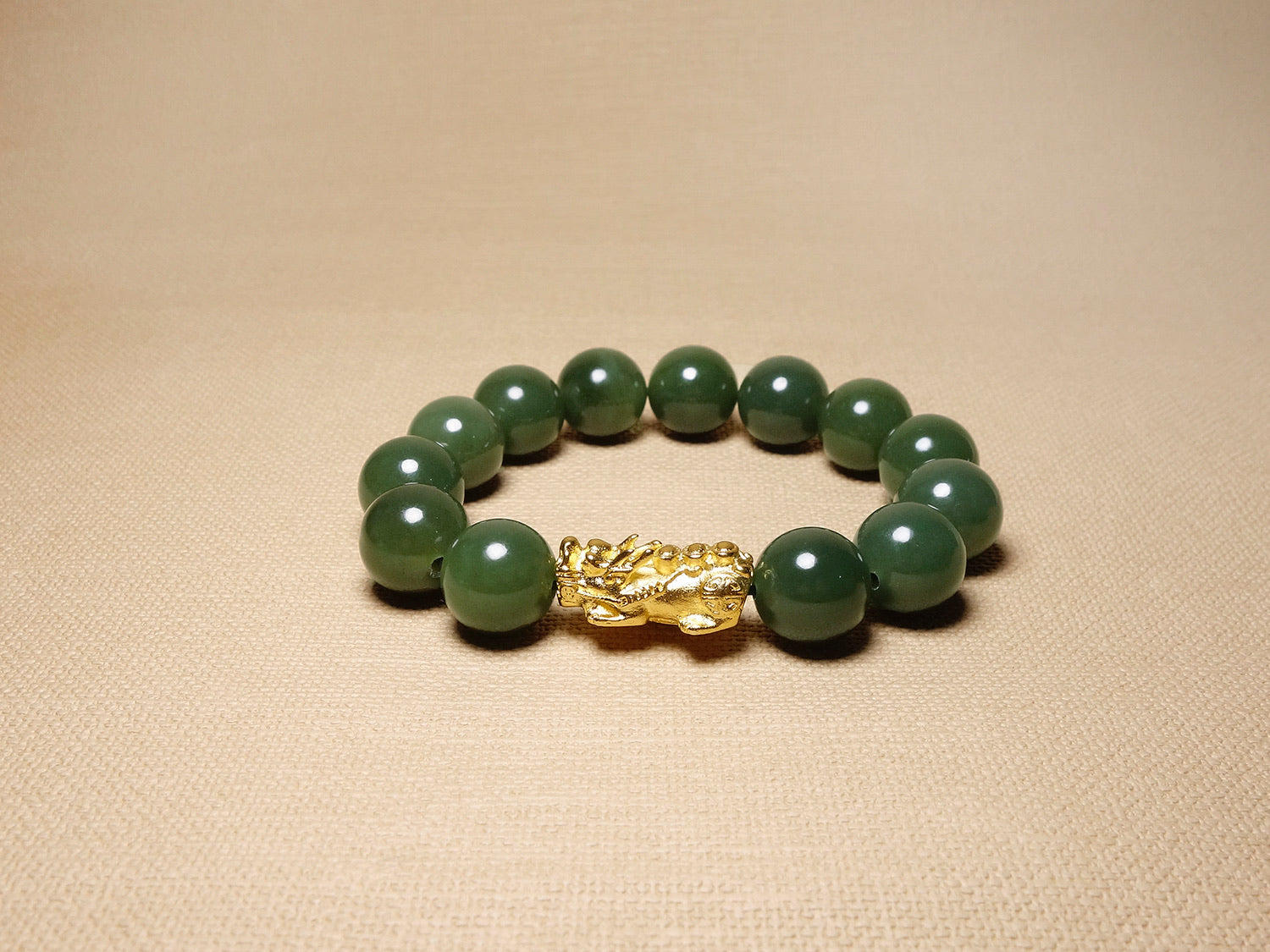 Pulsera de cuentas de jade verde con dije de Pixiu dorado