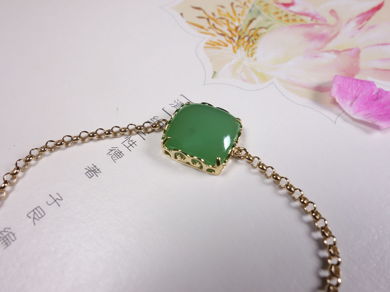 Pulsera cuadrada de jade verde con cadena de oro