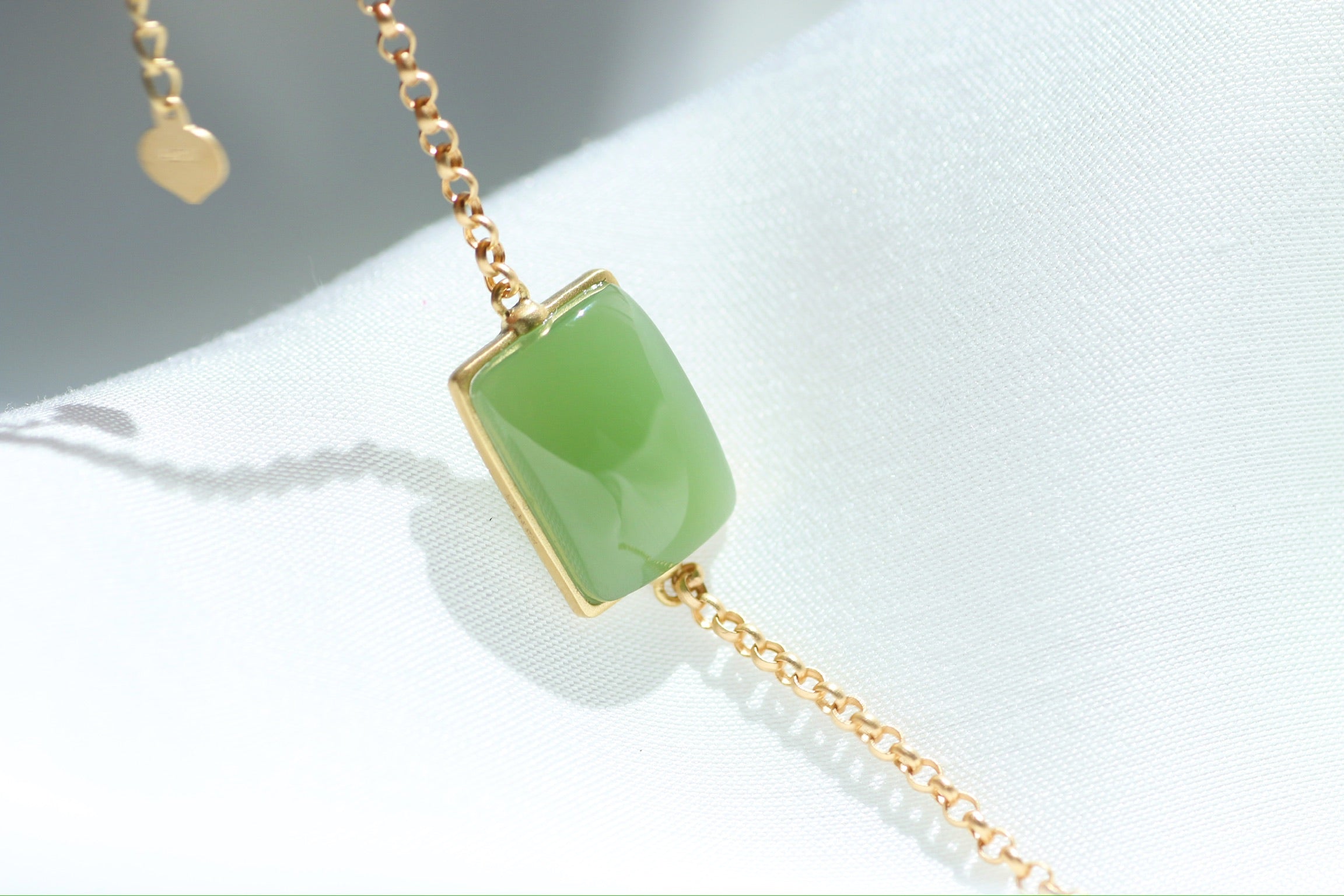 Pulsera de eslabones rectangulares de jade verde con engaste de oro