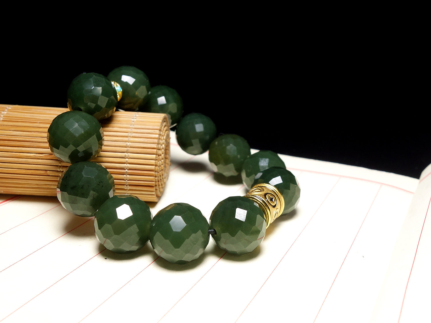 Pulsera de cuentas de jade verde facetadas con dije de detalle dorado