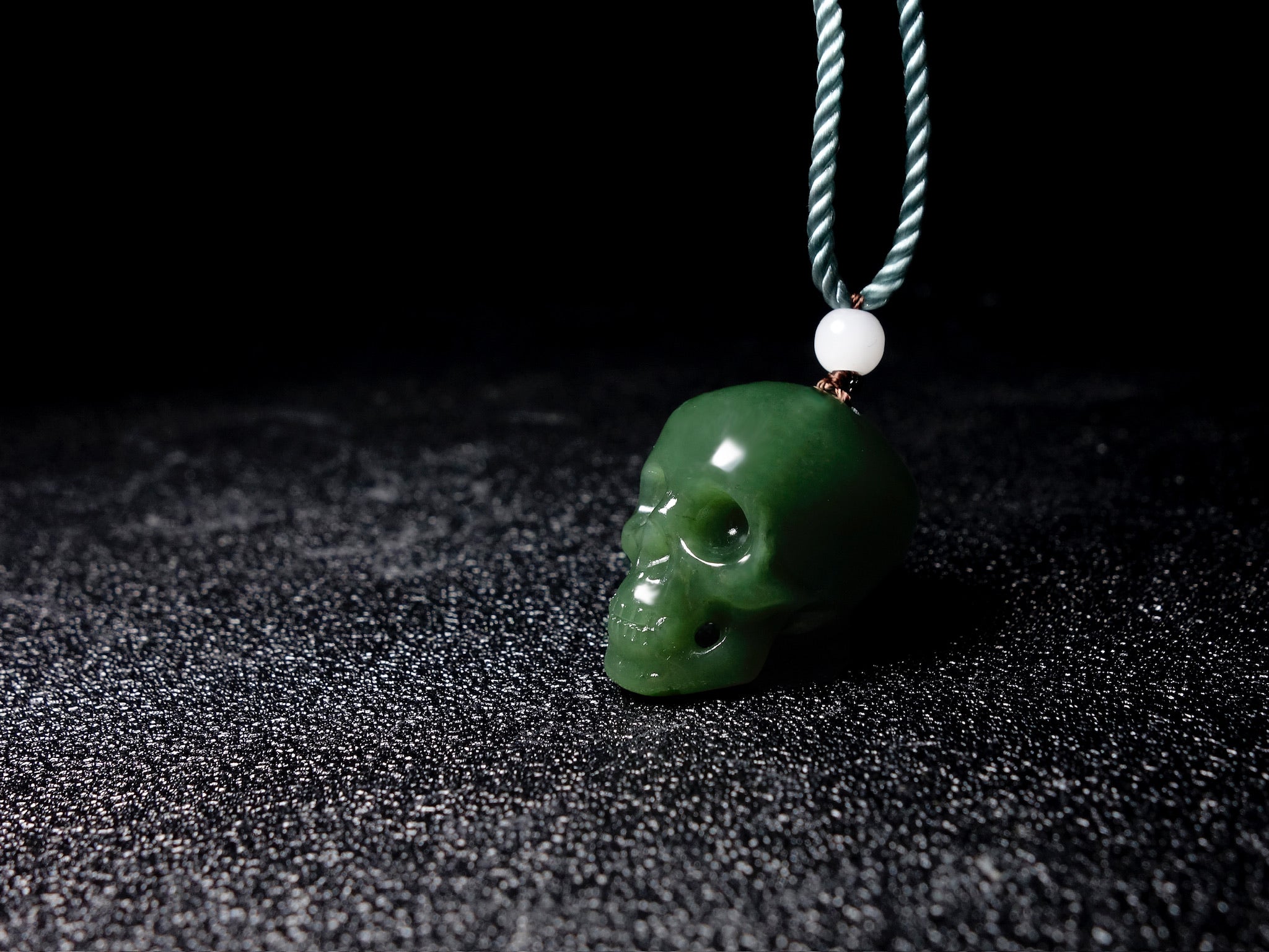 Colgante de calavera de jade verde tallado a mano