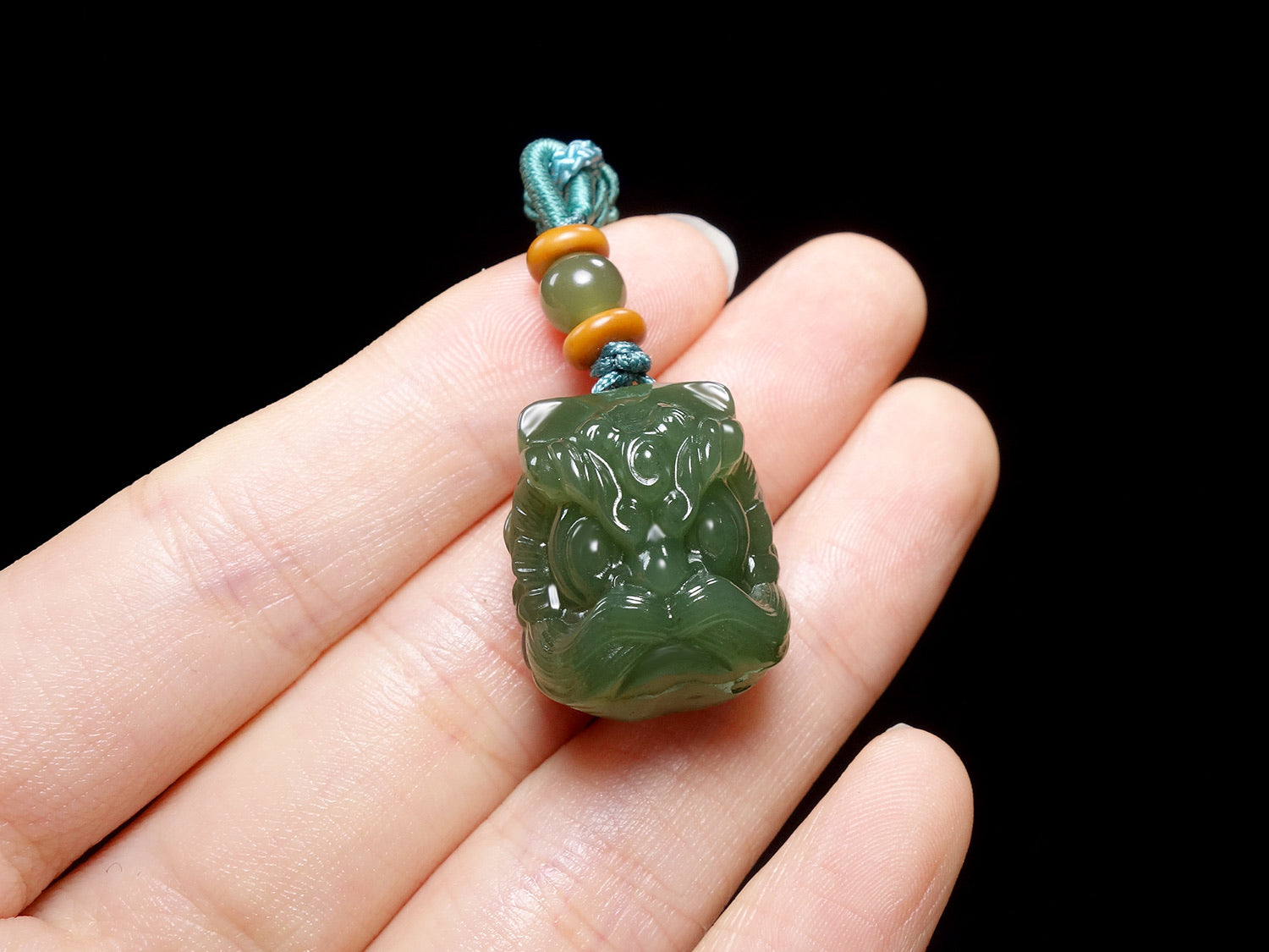 Colgante Pixiu de jade verde con collar de cordón