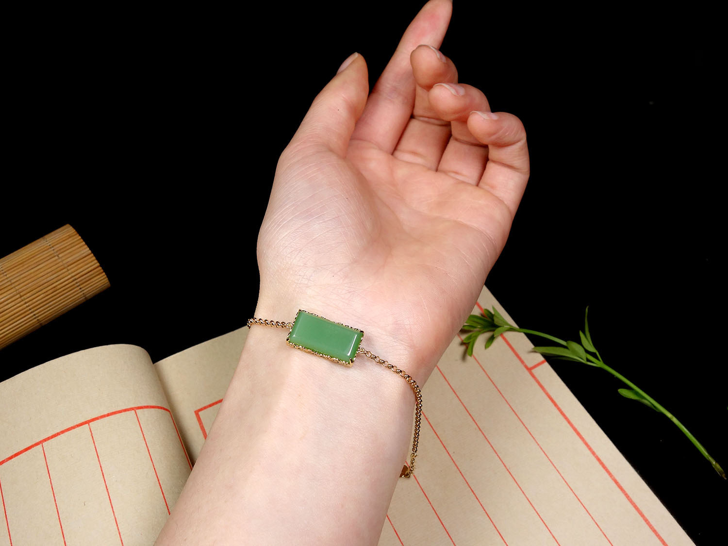 Pulsera rectangular de jade verde con cadena dorada