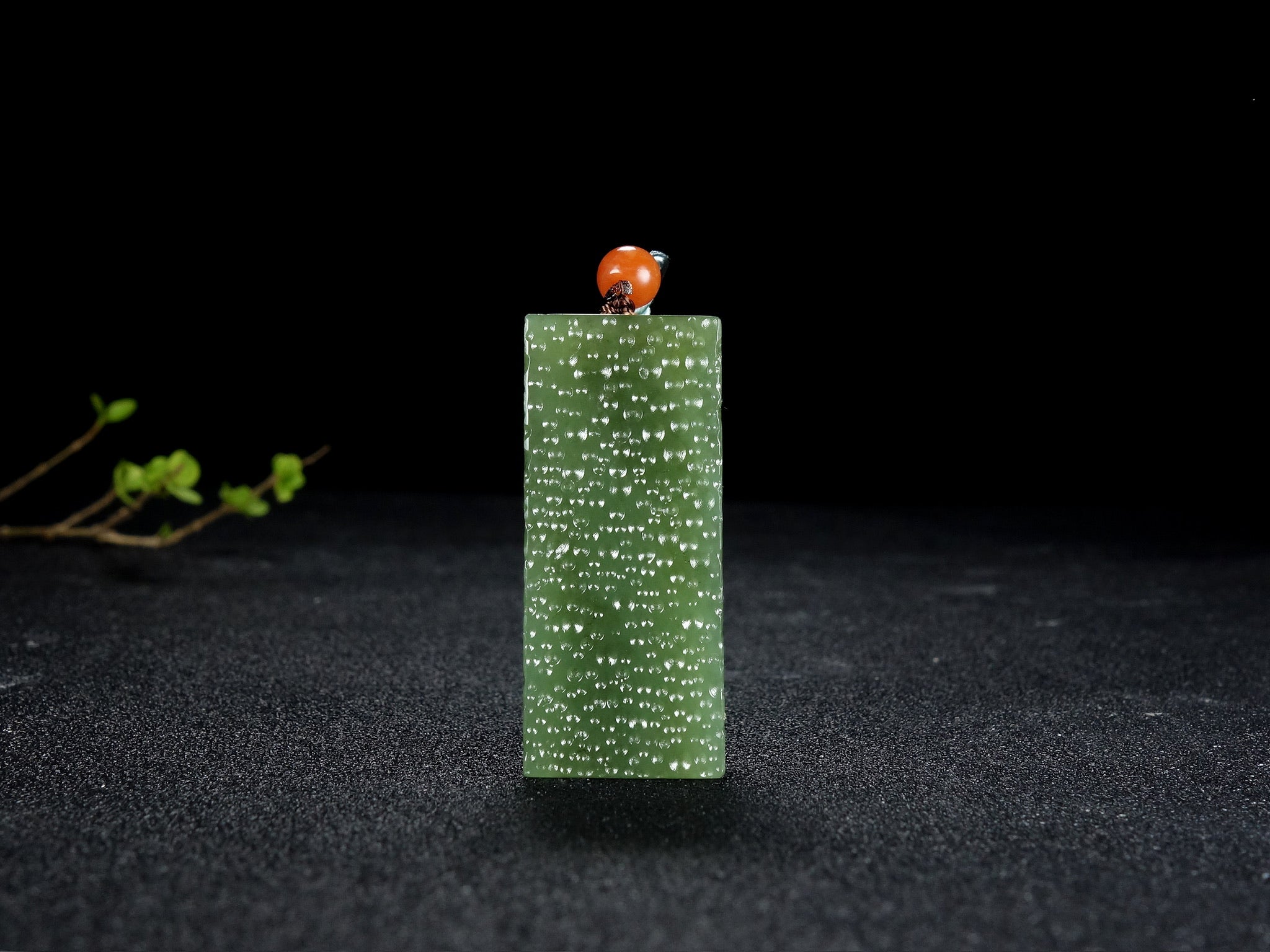 Colgante rectangular de jade verde texturizado con acabado tallado