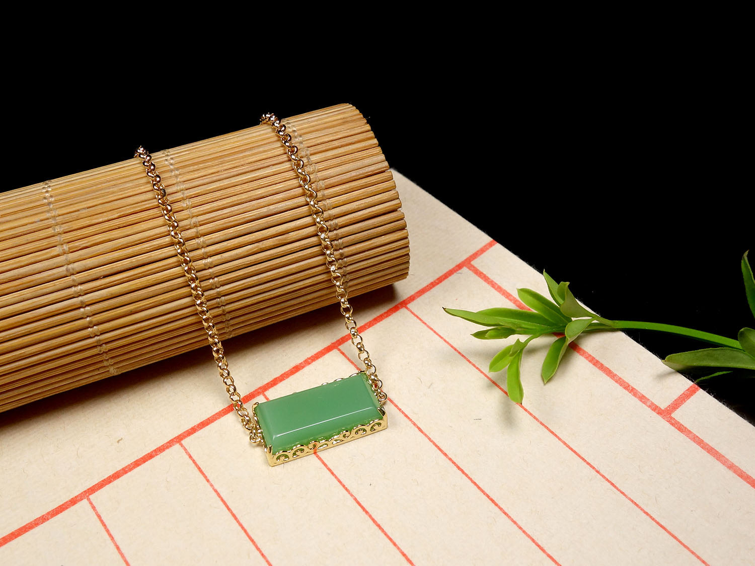 Pulsera rectangular de jade verde con cadena dorada