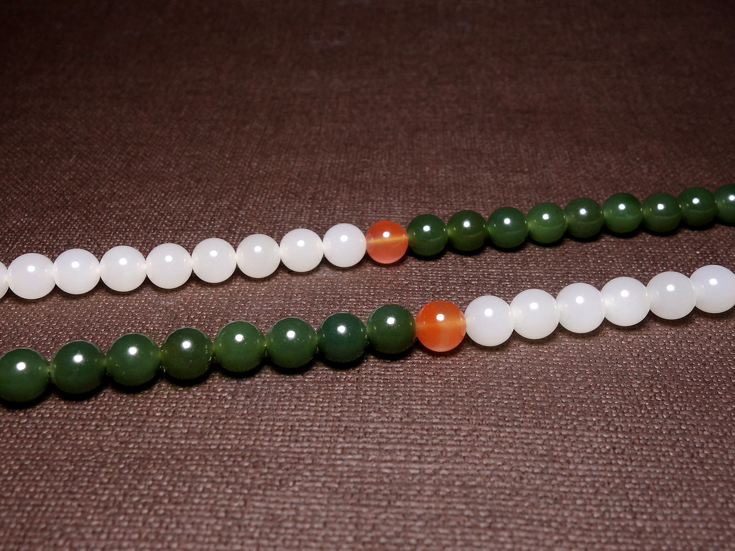 Collar de cuentas de jade verde y blanco con detalles de ágata roja
