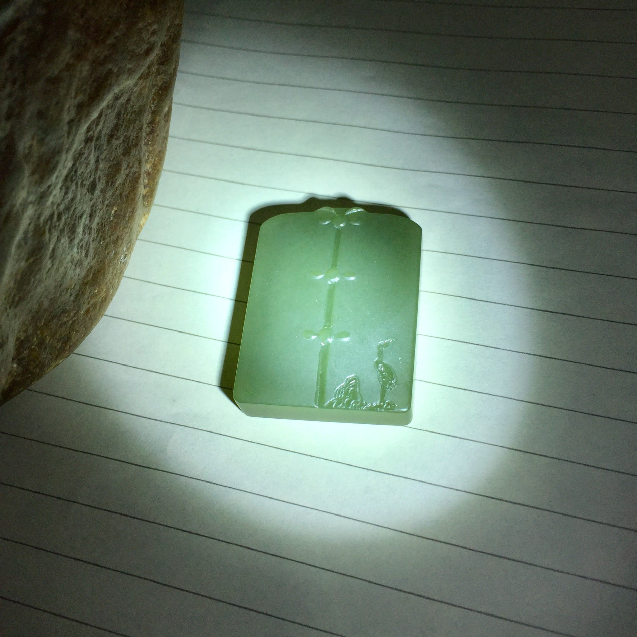 Colgante de placa tallada en jade verde con motivo simbólico