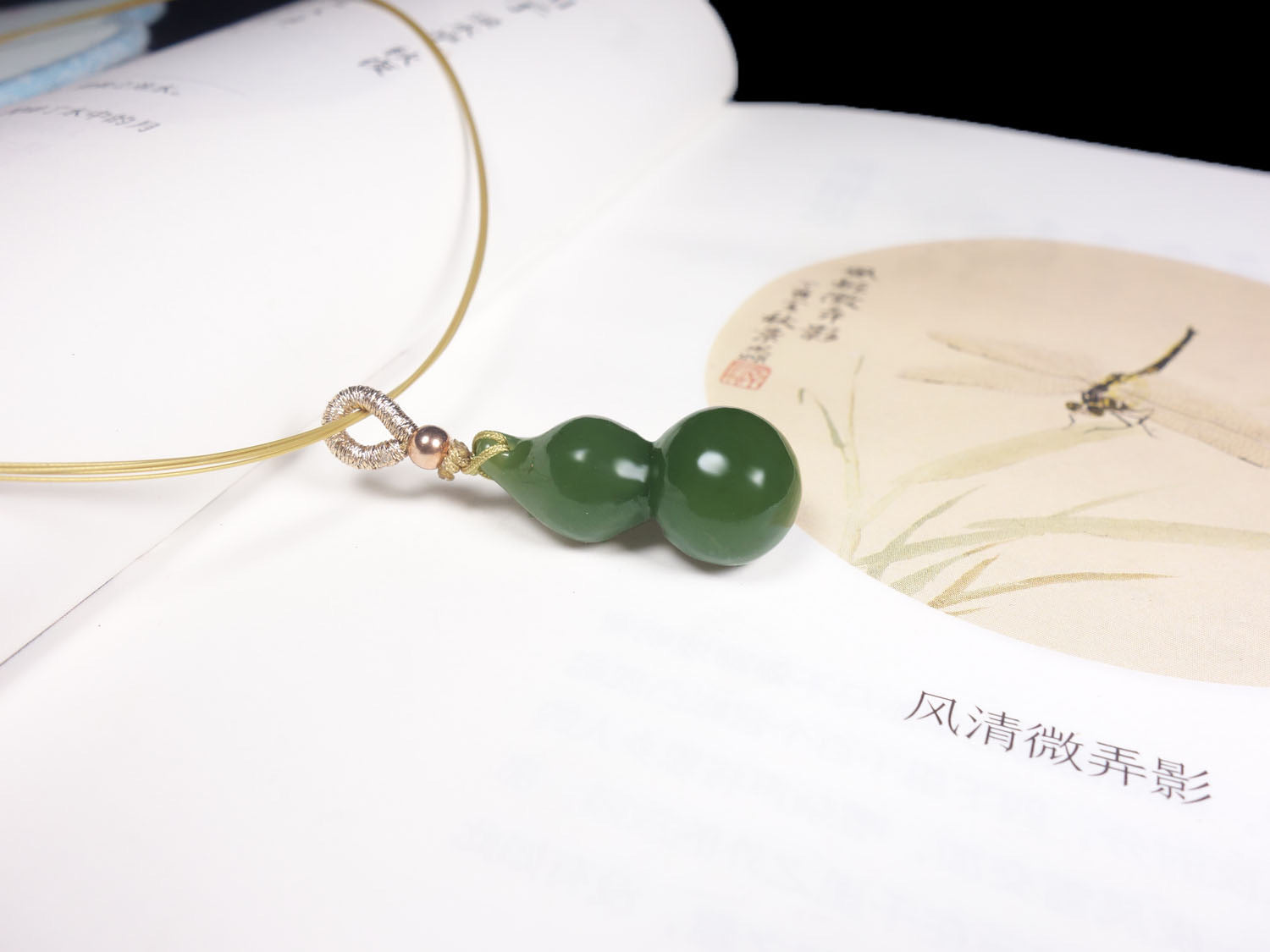 Colgante de calabaza de jade verde con detalles dorados