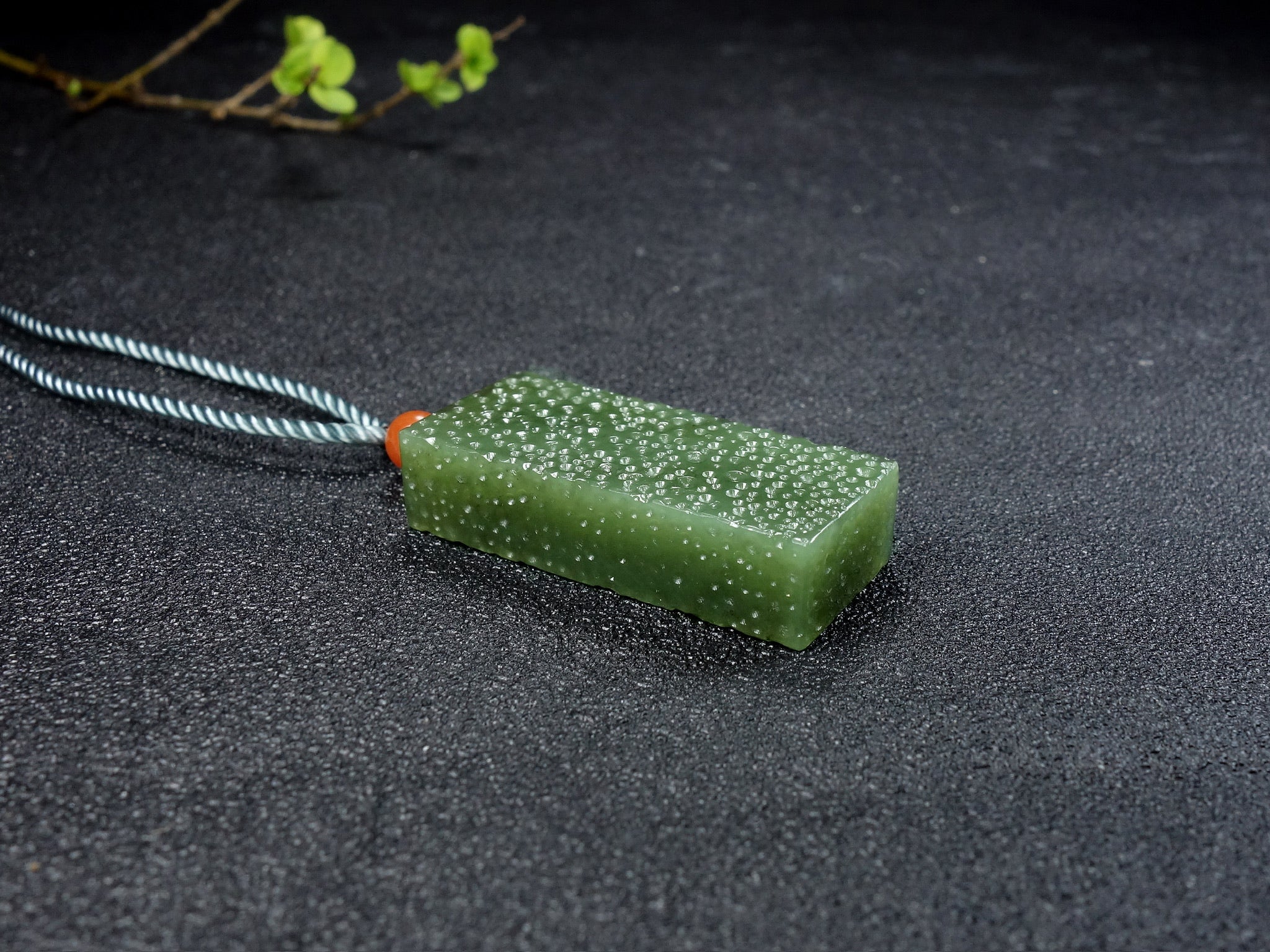 Colgante rectangular de jade verde texturizado con acabado tallado