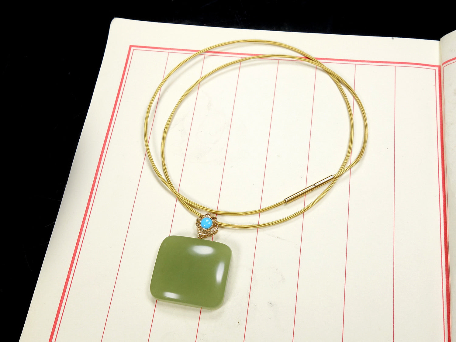 Collar con colgante cuadrado de jade verde y cuentas con detalles azules
