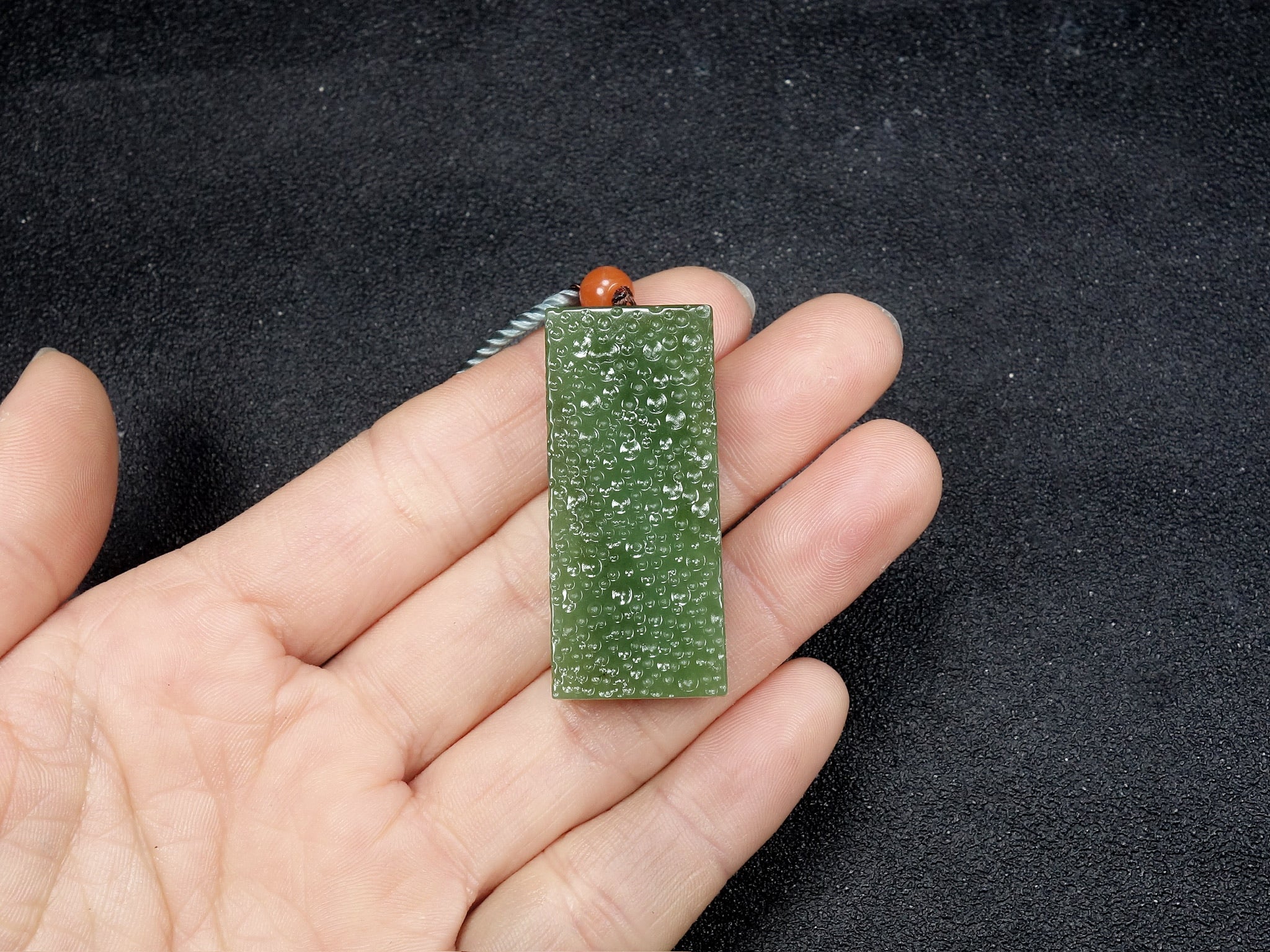 Colgante rectangular de jade verde texturizado con acabado tallado