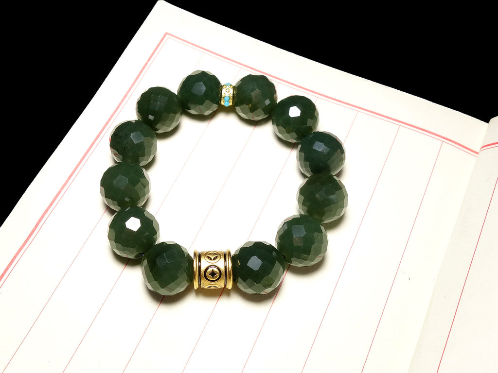 Pulsera de cuentas de jade verde facetadas con dije de detalle dorado