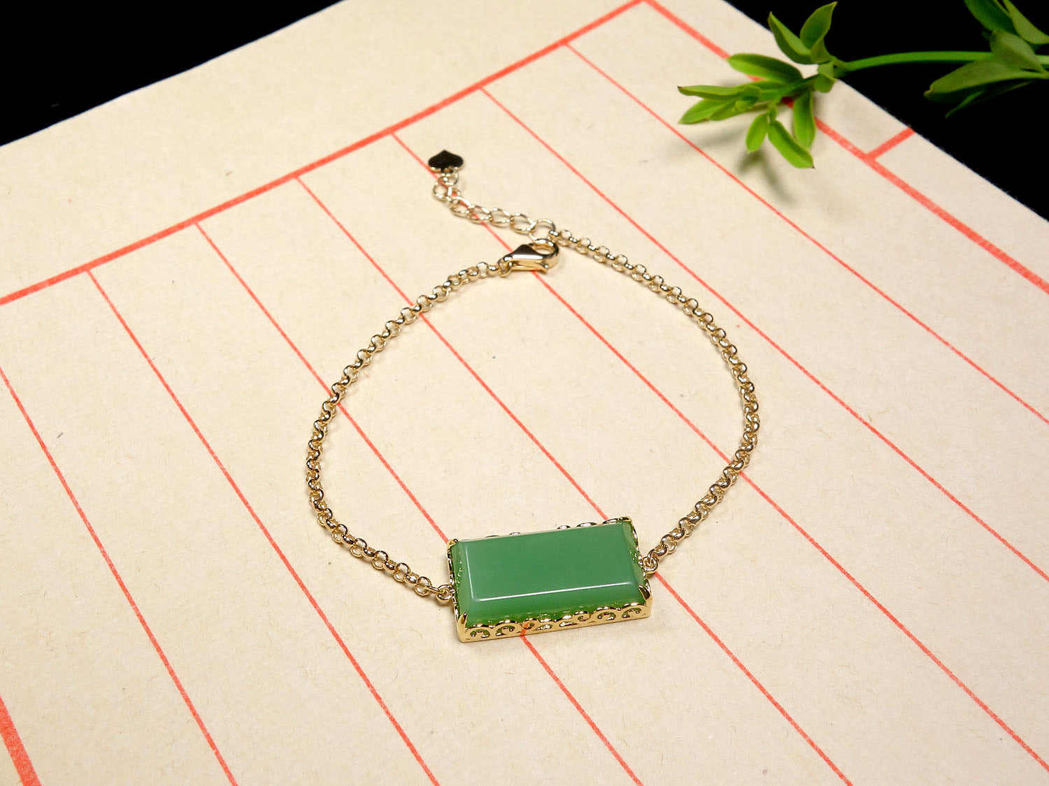Pulsera rectangular de jade verde con cadena dorada
