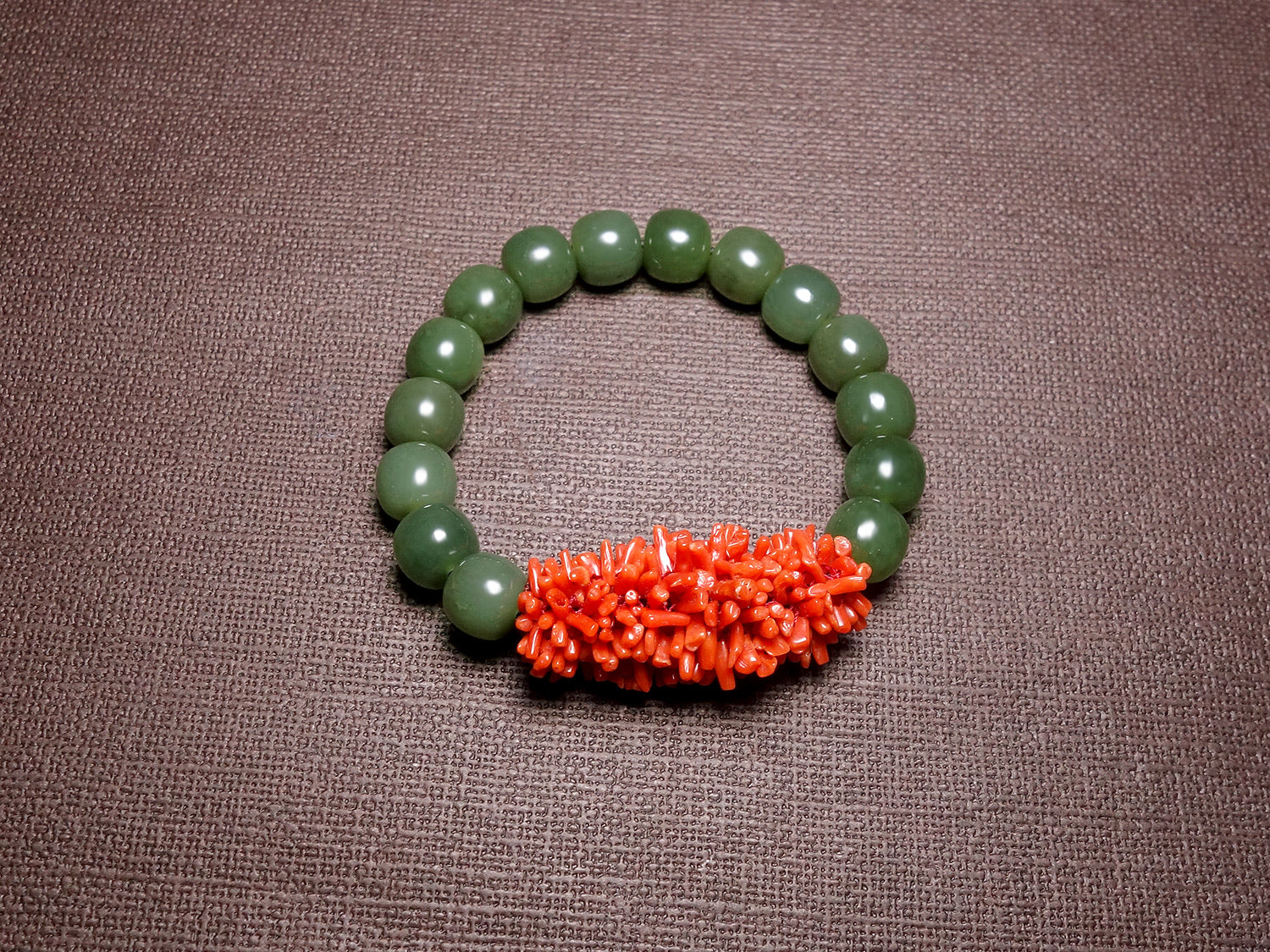 Pulsera de cuentas de jade verde con detalles de coral rojo