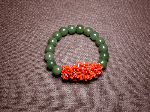 Pulsera de cuentas de jade verde con detalles de coral rojo