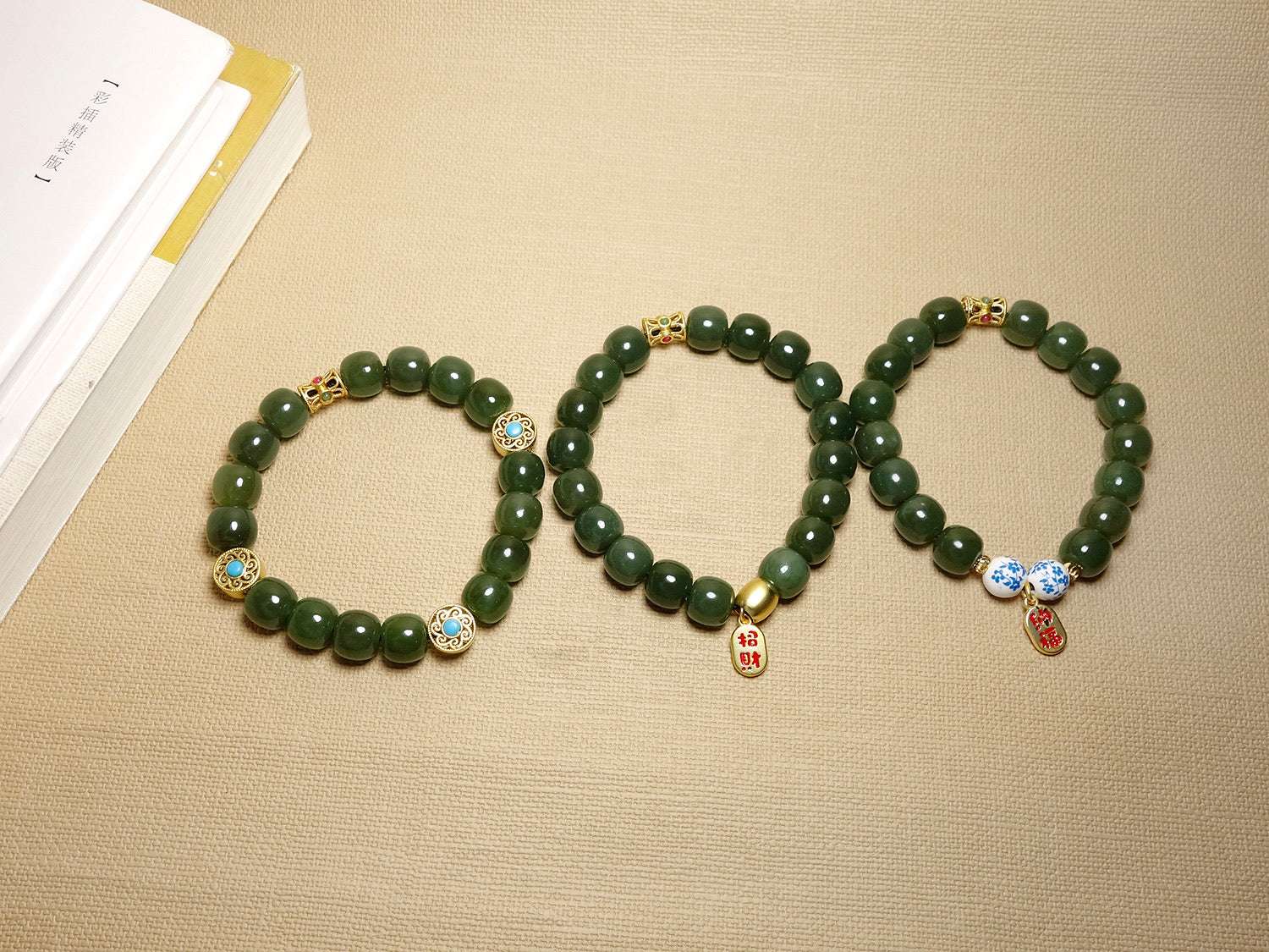 Pulsera de cuentas de jade verde con detalles dorados y turquesas