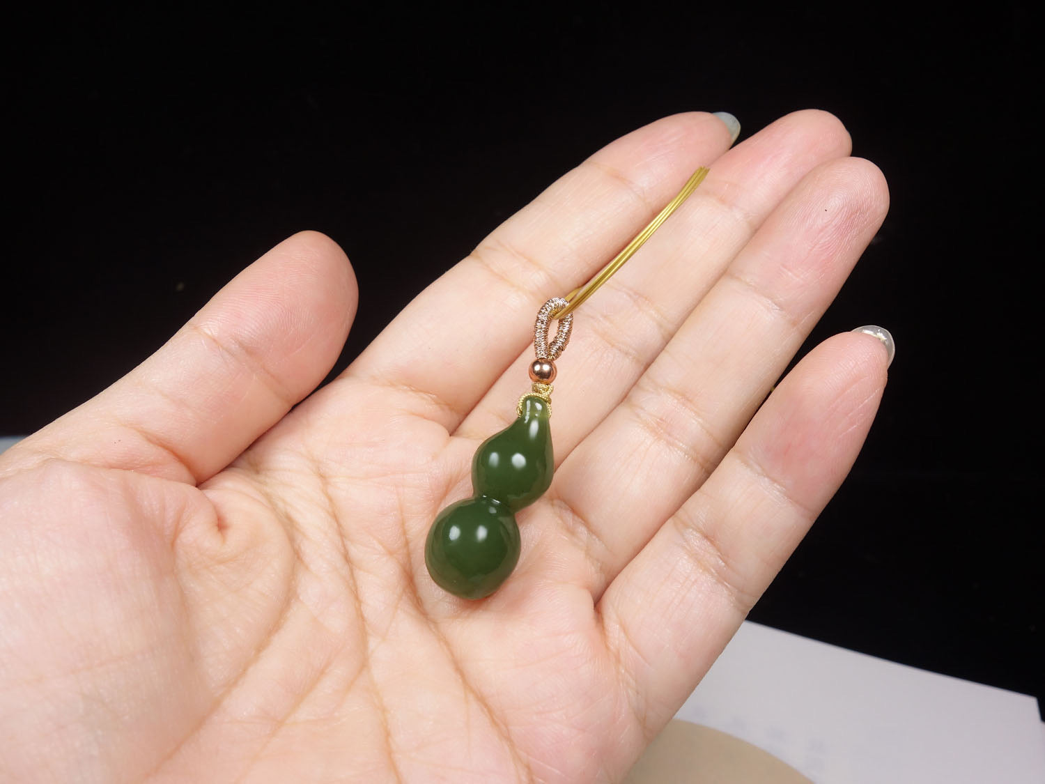 Colgante de calabaza de jade verde con detalles dorados