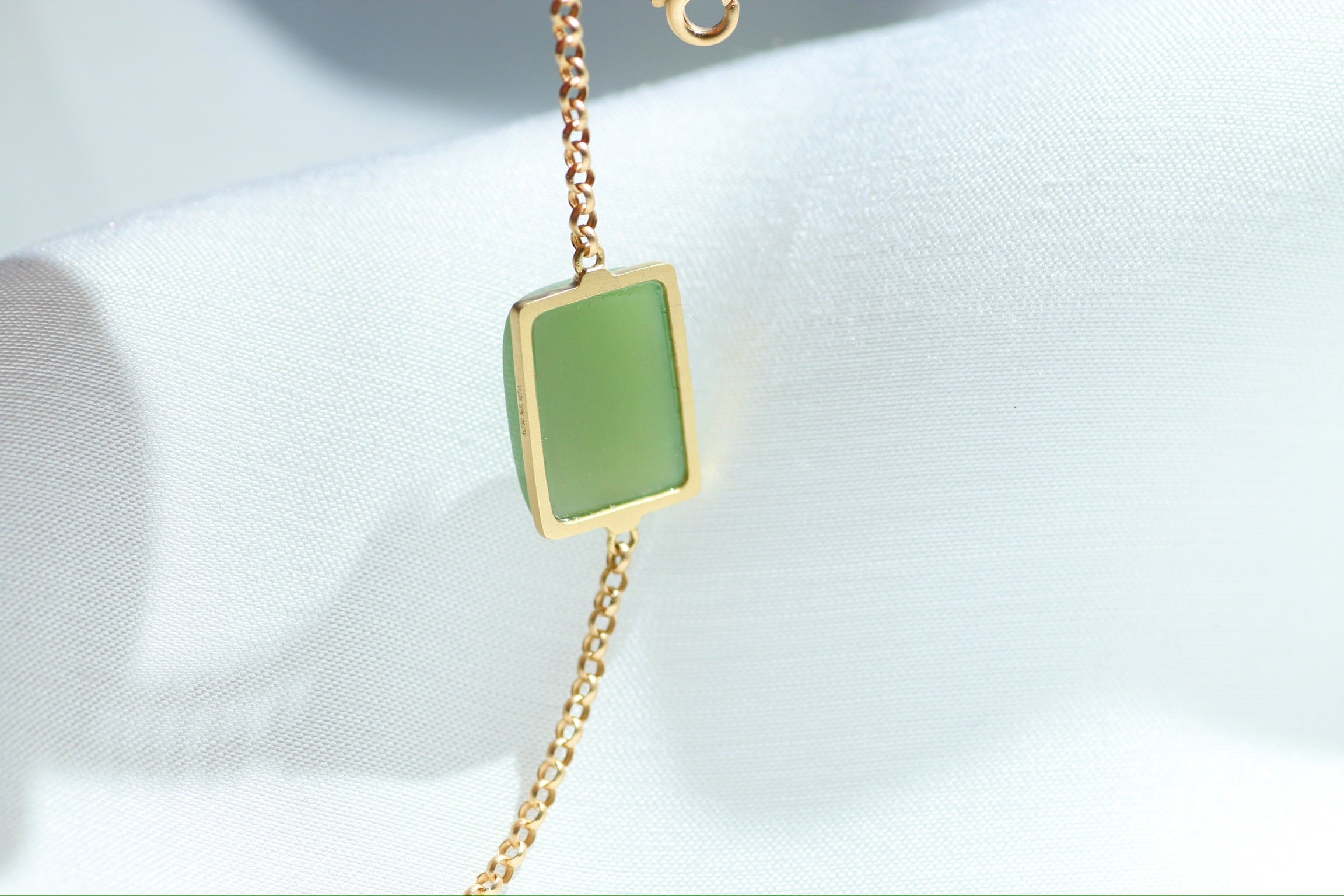 Pulsera de eslabones rectangulares de jade verde con engaste de oro