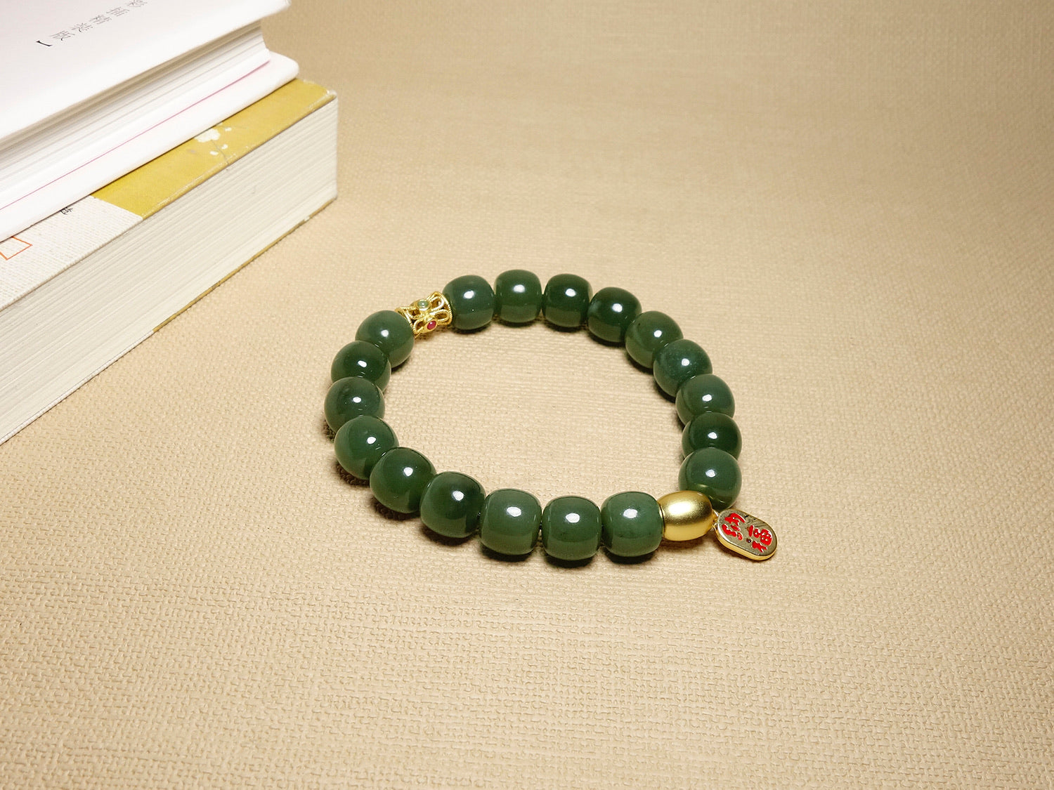 Pulsera de cuentas de jade verde con detalles dorados y turquesas