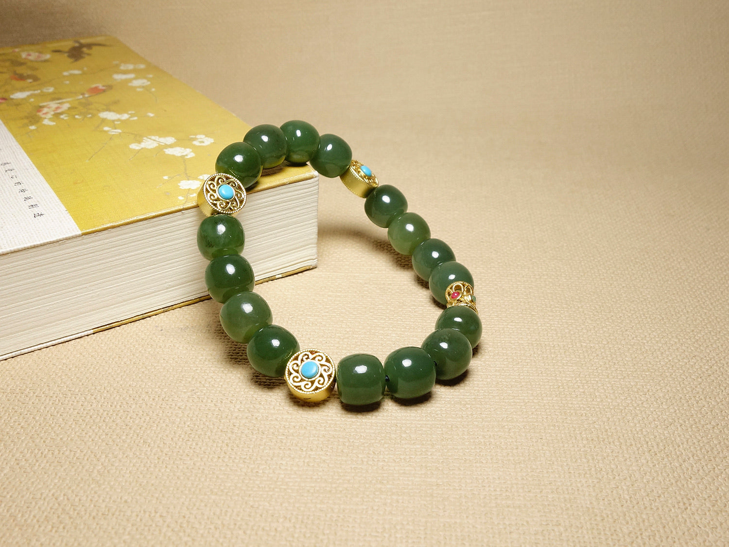 Pulsera de cuentas de jade verde con detalles dorados y turquesas