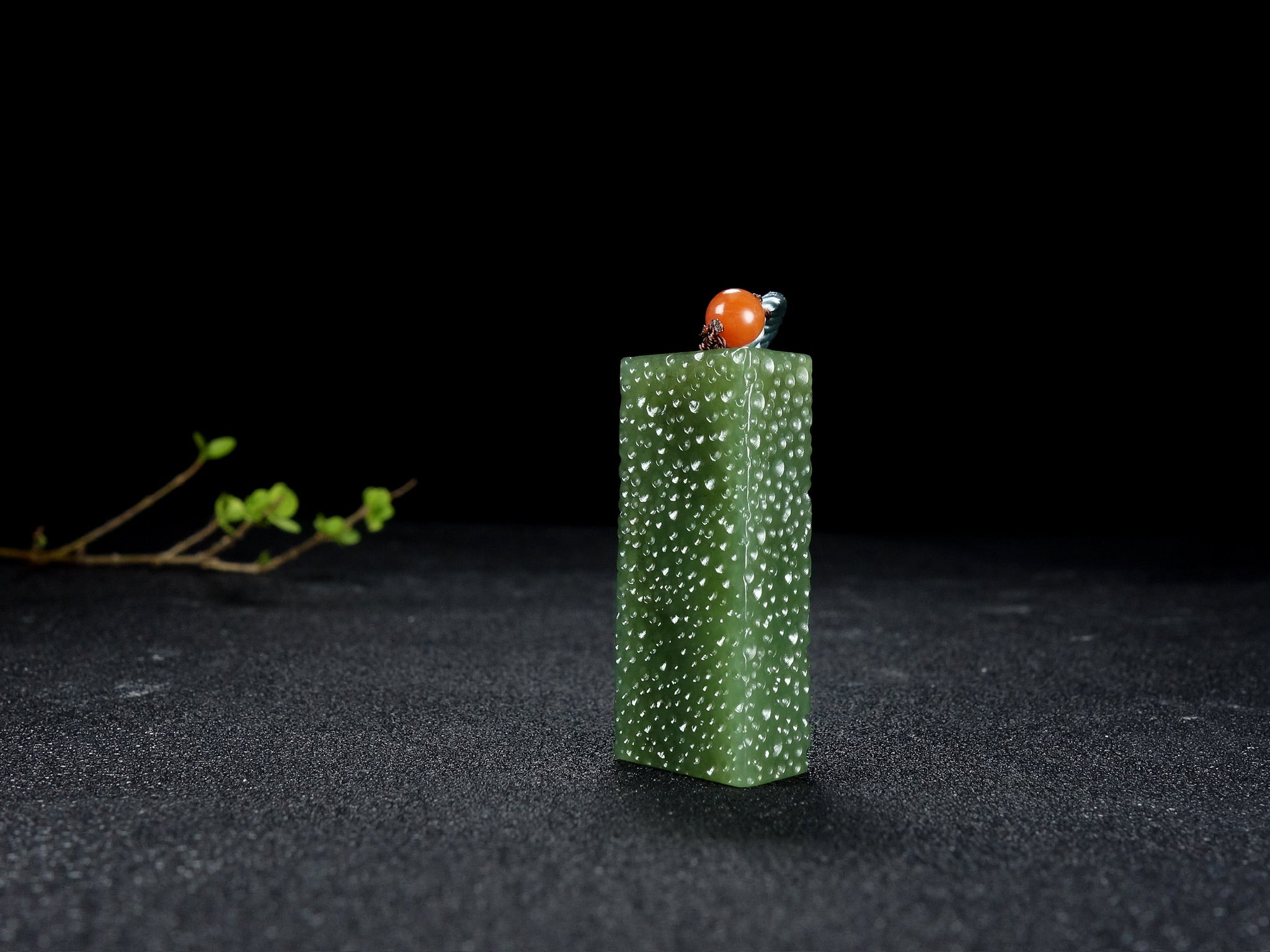 Colgante rectangular de jade verde texturizado con acabado tallado
