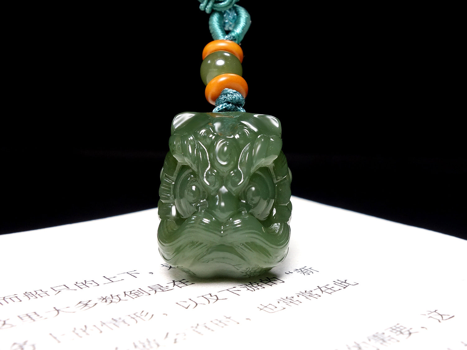 Colgante Pixiu de jade verde con collar de cordón