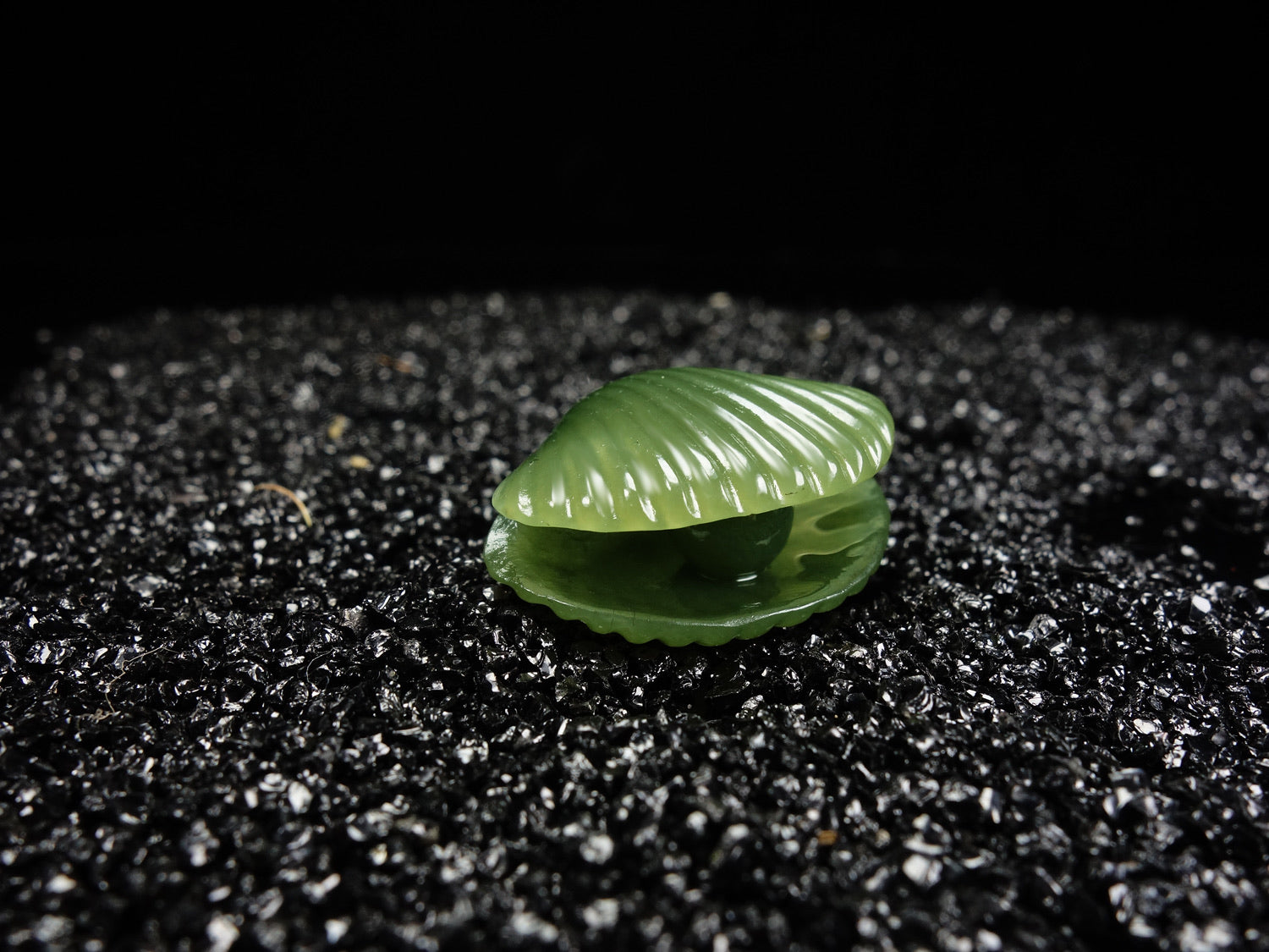 Green Jade Clamshell with Pearl