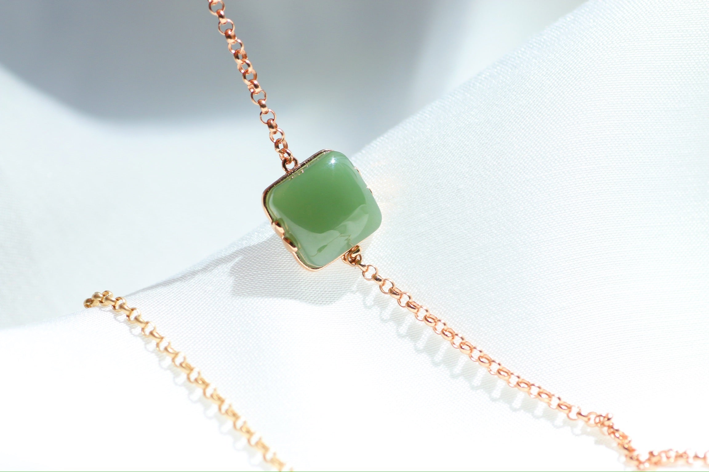 Pulsera cuadrada de jade verde con cadena de oro