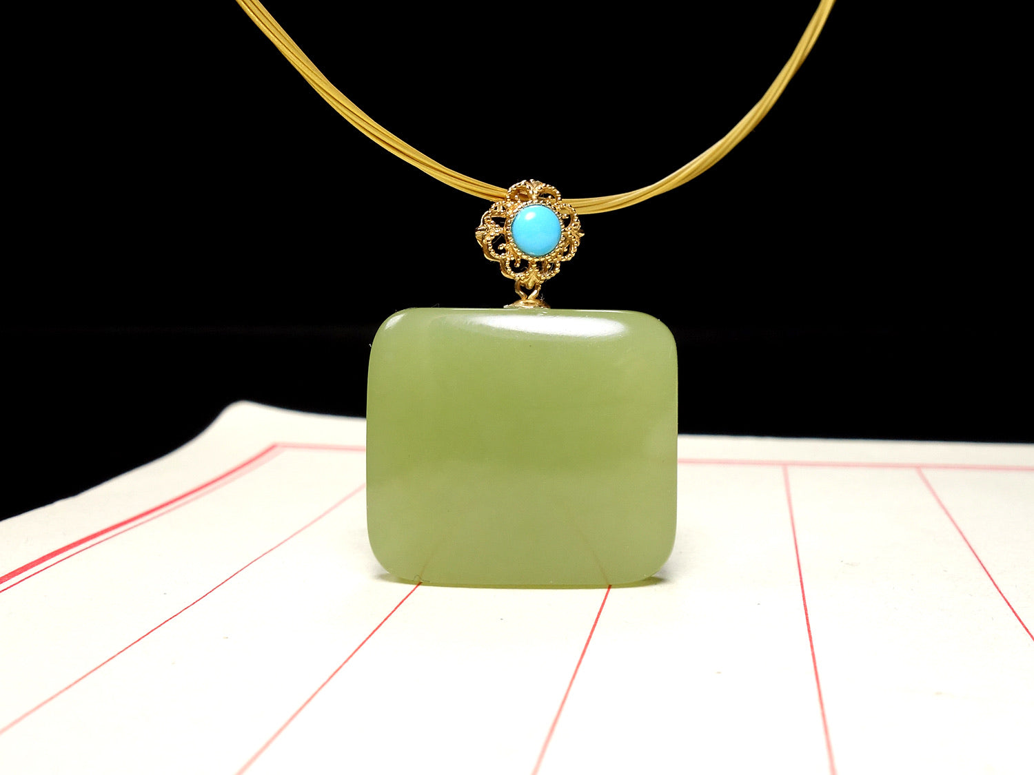 Collar con colgante cuadrado de jade verde y cuentas con detalles azules