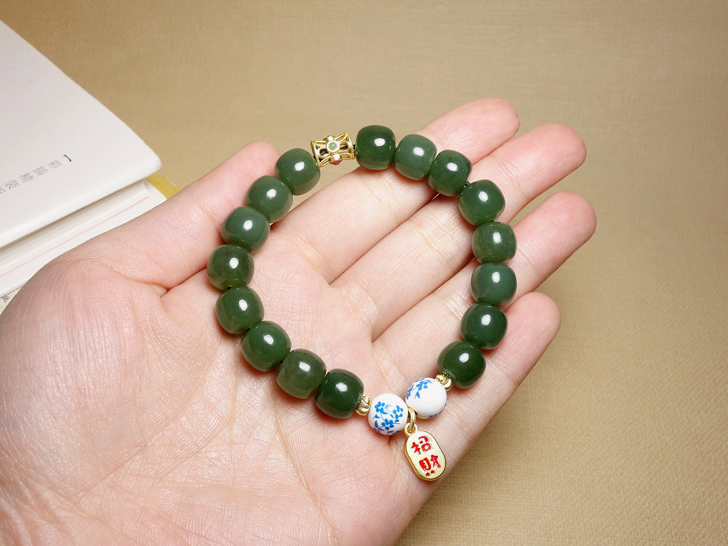 Pulsera de cuentas de jade verde con detalles dorados y turquesas