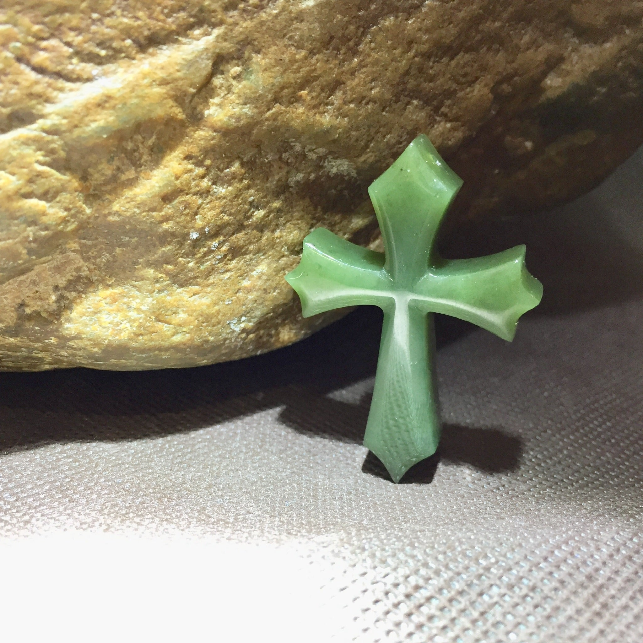 Colgante de jade tallado en cruz de jade verde