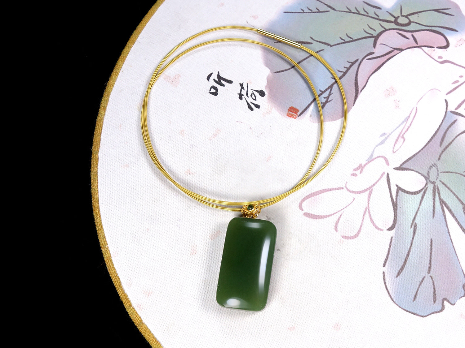 Collar con colgante rectangular de jade verde liso