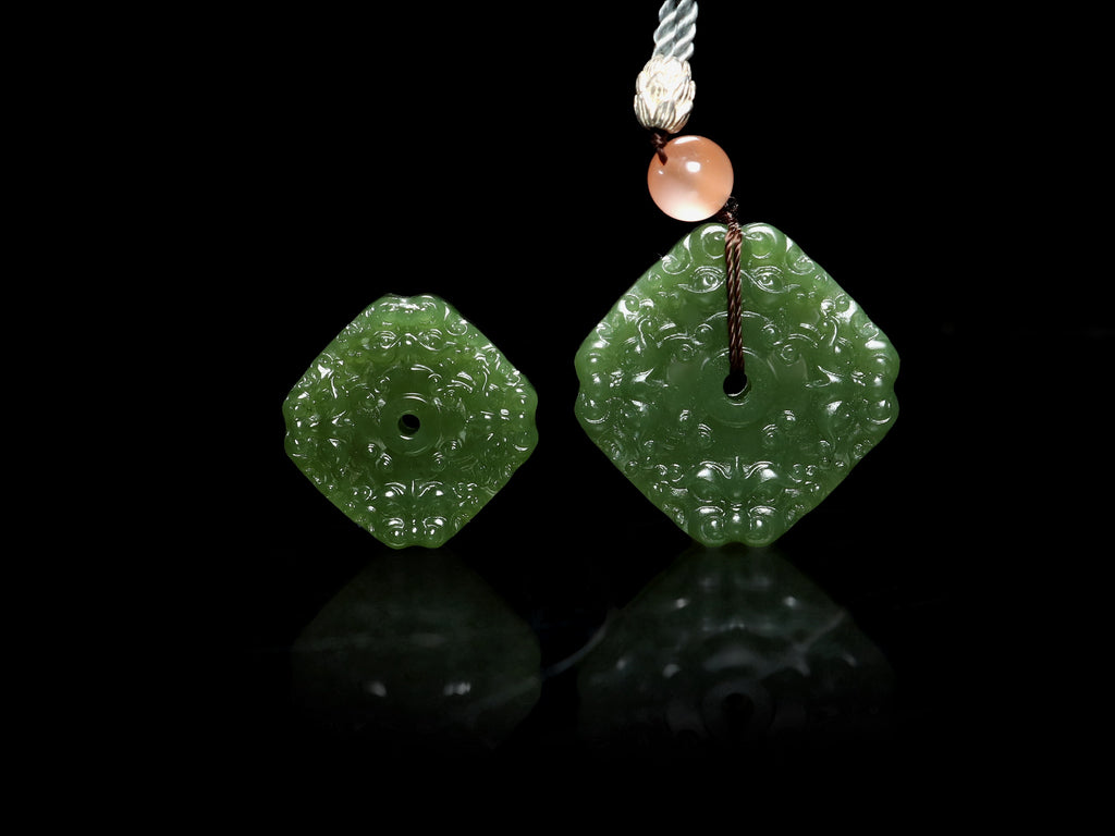 Colgante de jade verde tallado de dos discos con motivos tradicionales