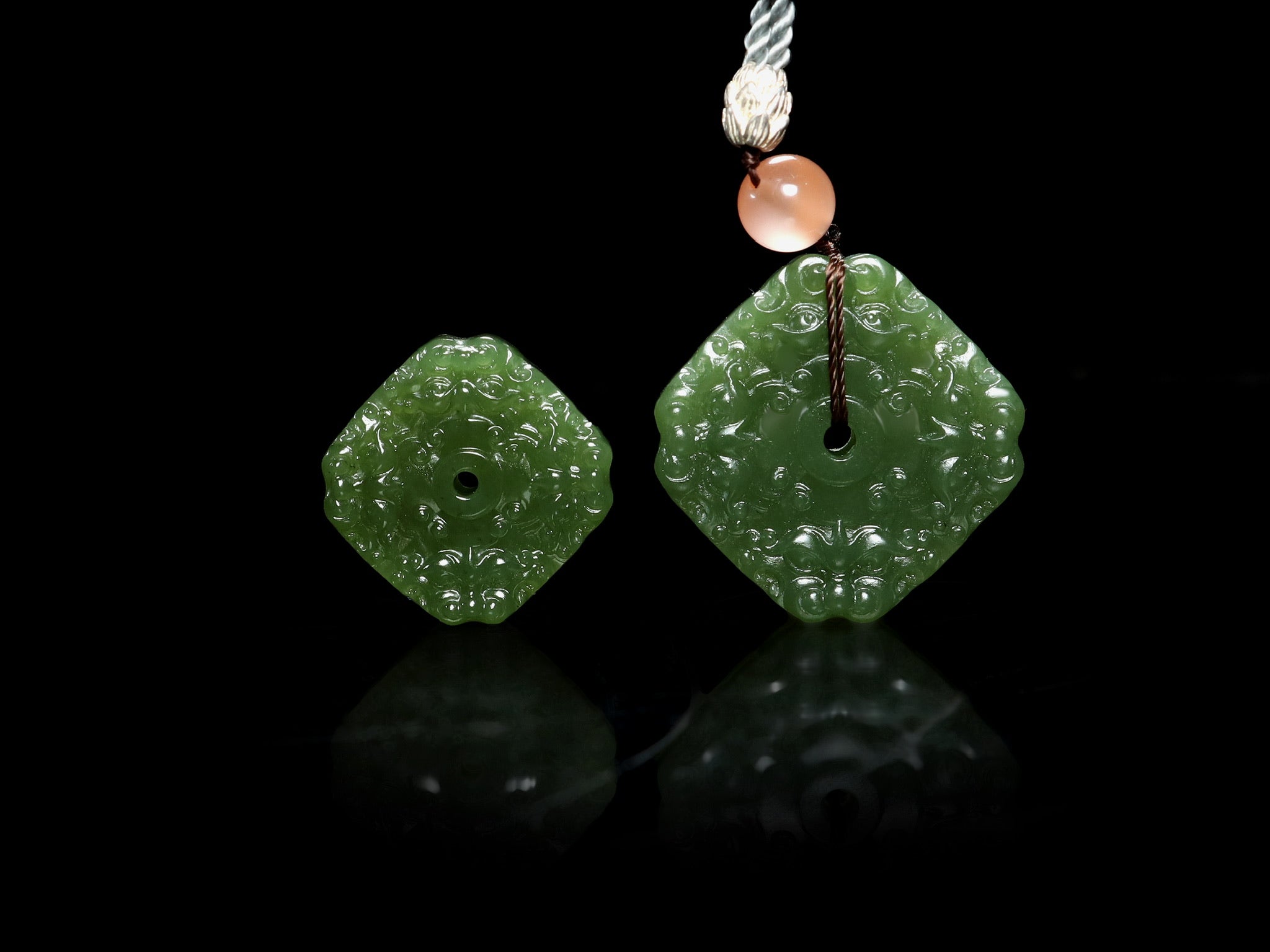 Colgante de jade verde tallado de dos discos con motivos tradicionales