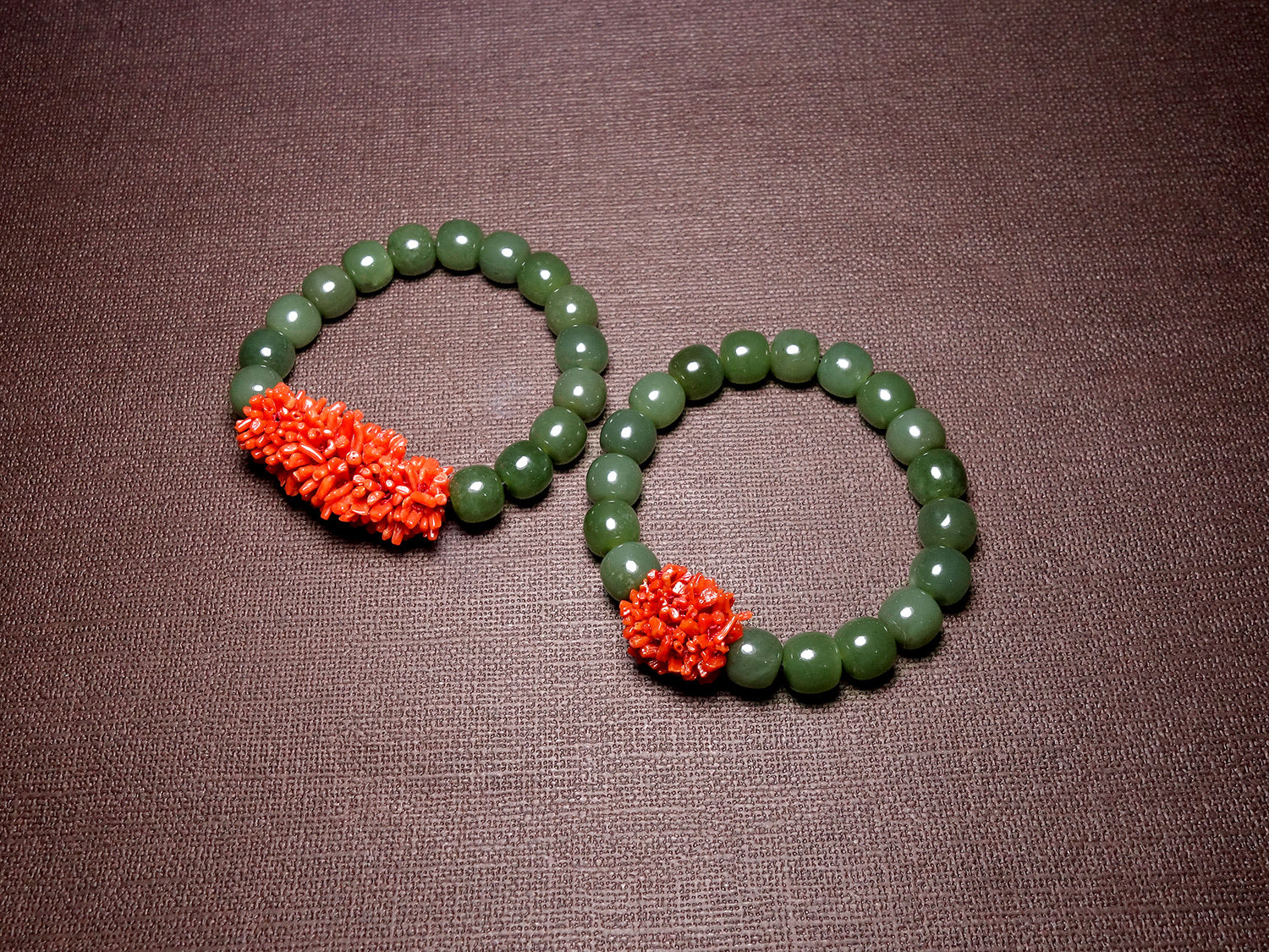 Pulsera de cuentas de jade verde con detalles de coral rojo