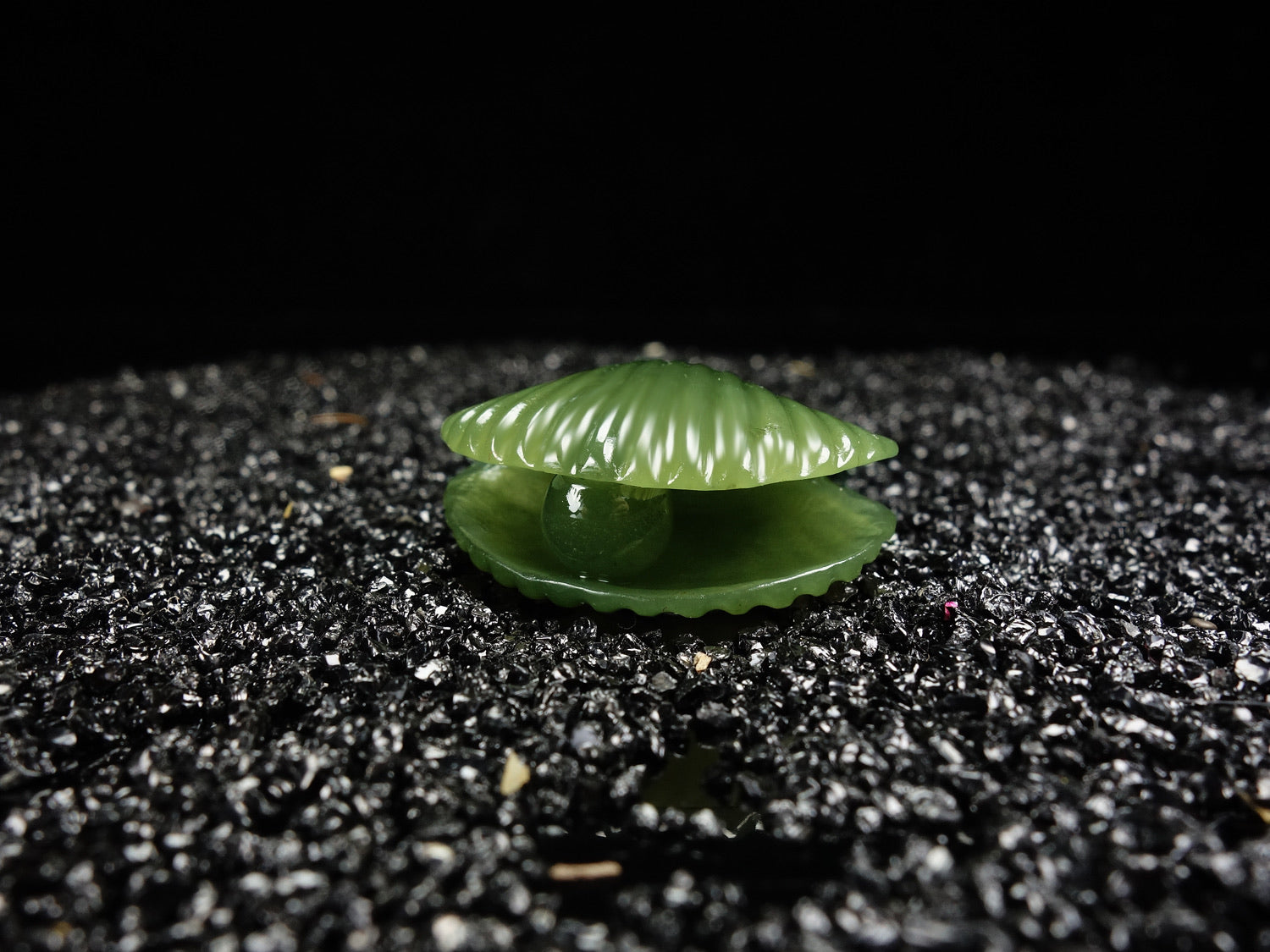 Green Jade Clamshell with Pearl