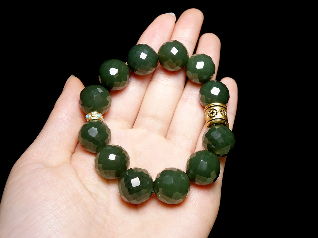 Pulsera de cuentas de jade verde facetadas con dije de detalle dorado
