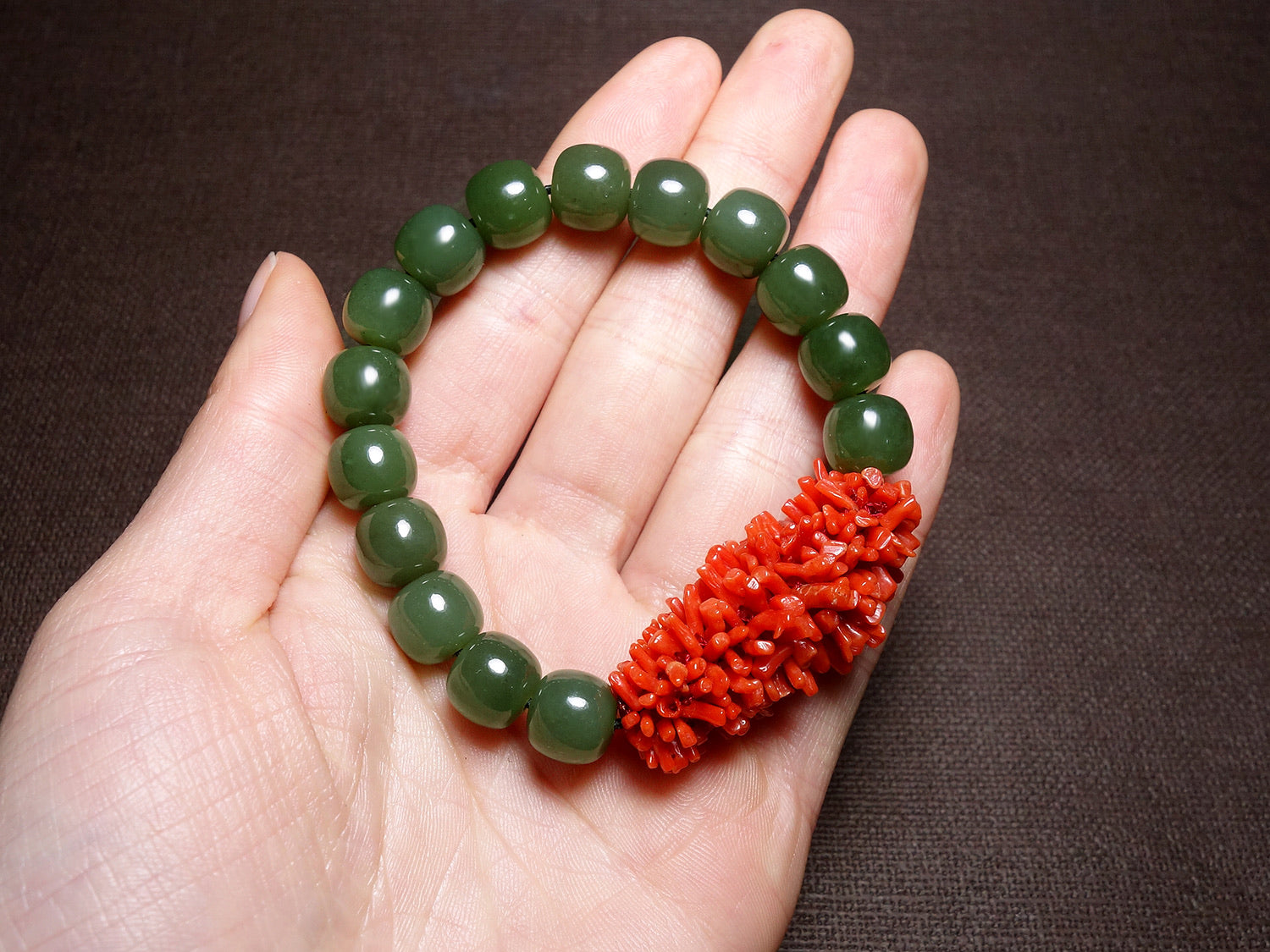 Pulsera de cuentas de jade verde con detalles de coral rojo