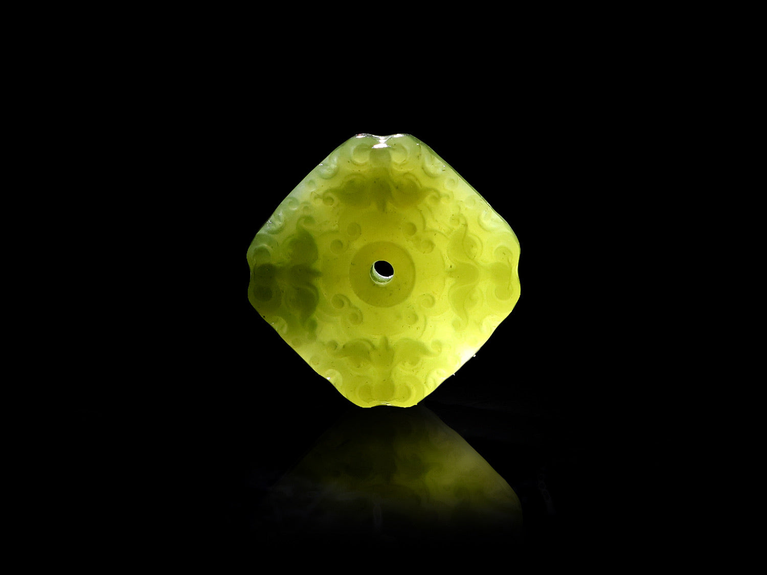 Colgante de jade verde tallado de dos discos con motivos tradicionales