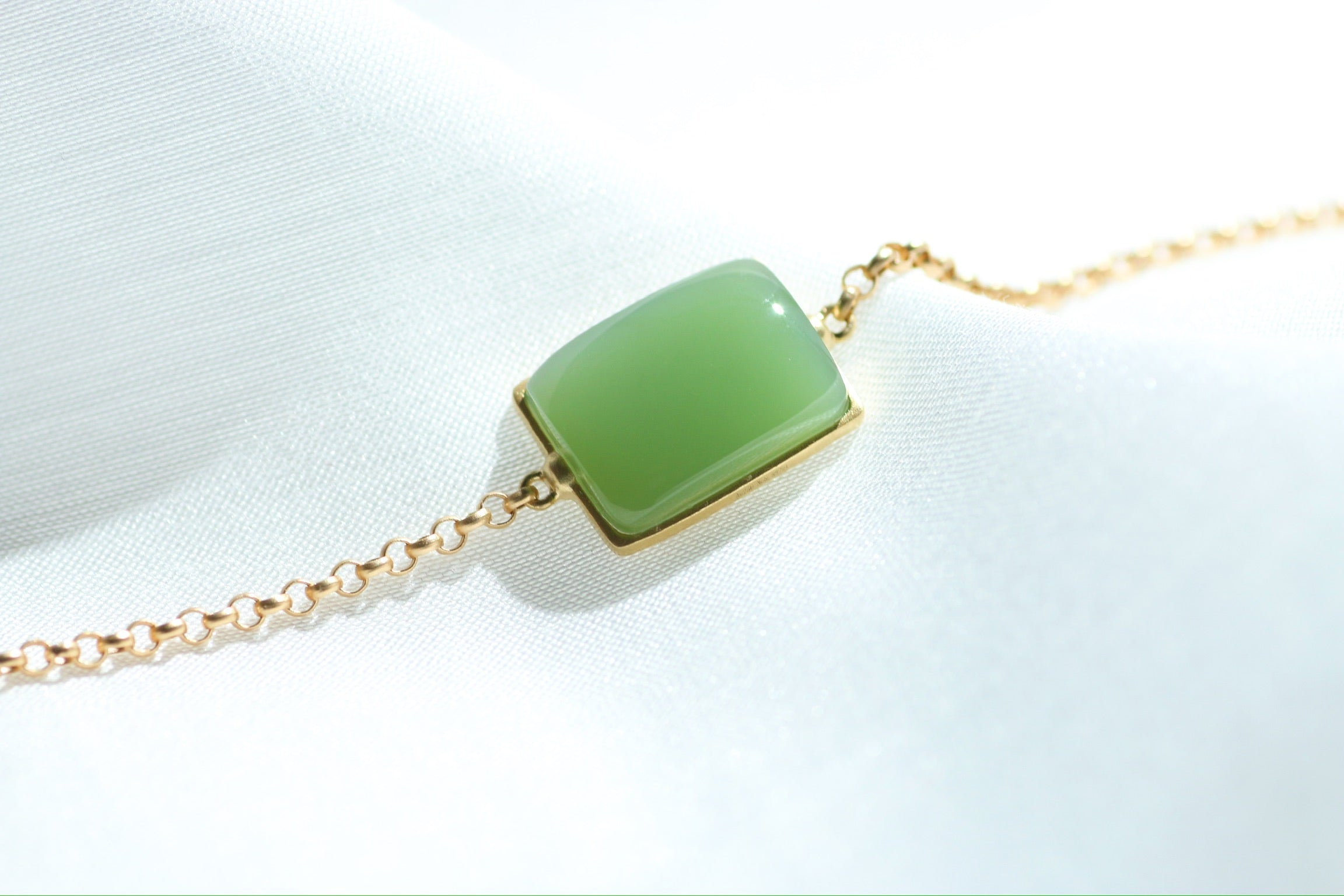 Pulsera de eslabones rectangulares de jade verde con engaste de oro