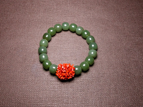 Pulsera de cuentas de jade verde con detalles de coral rojo