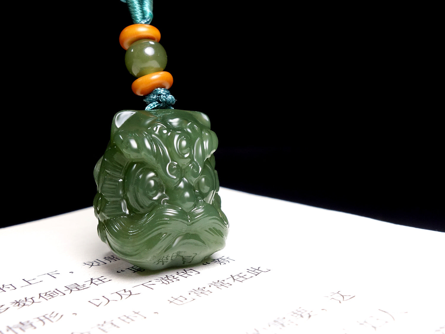 Colgante Pixiu de jade verde con collar de cordón