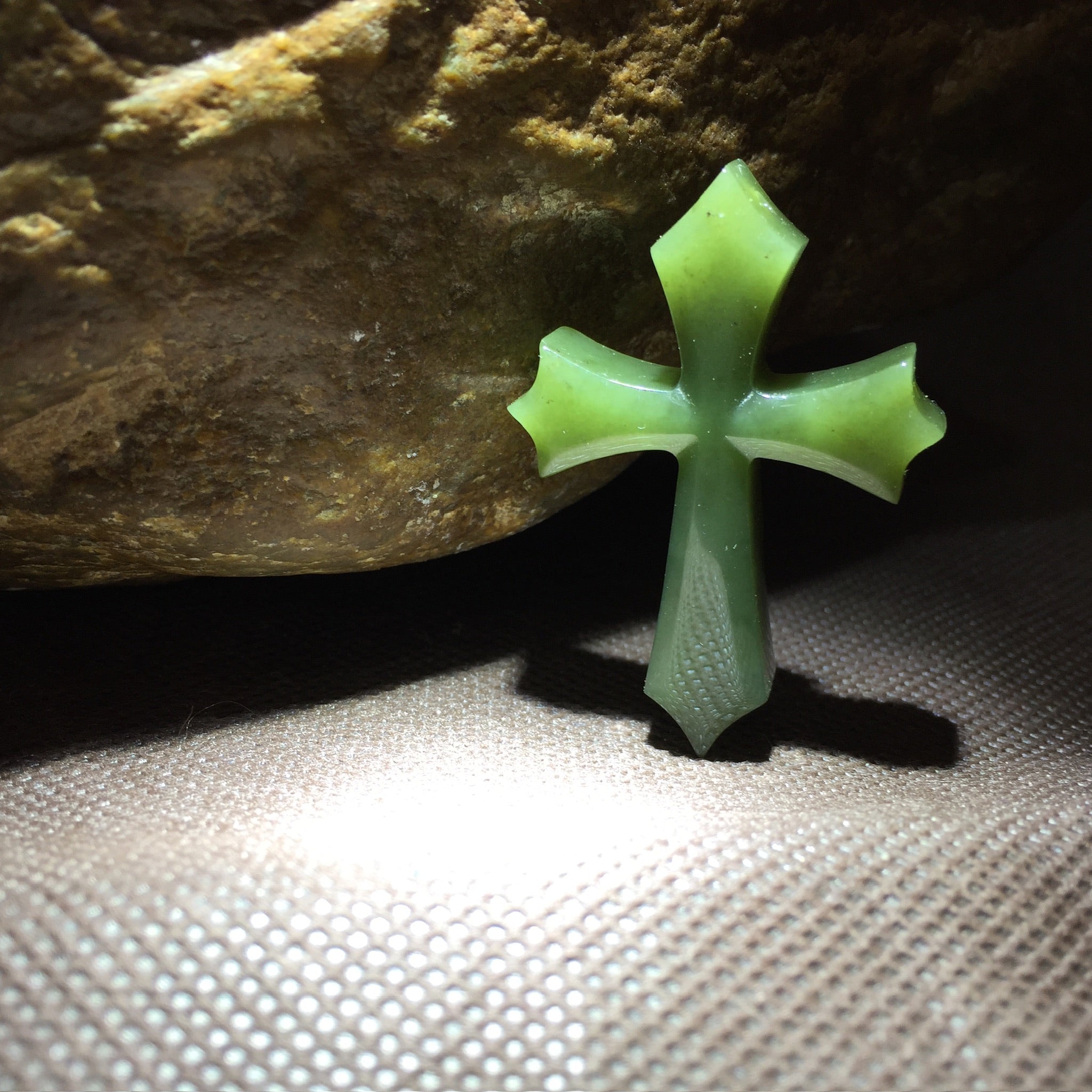 Colgante de jade tallado en cruz de jade verde