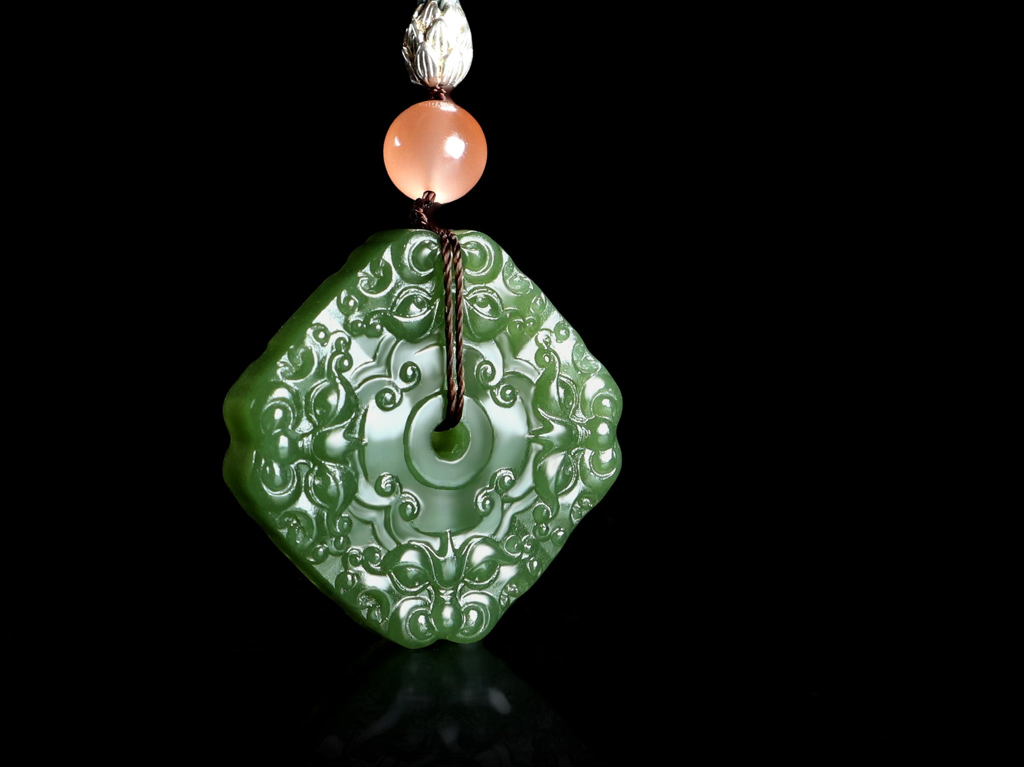Colgante de jade verde tallado de dos discos con motivos tradicionales