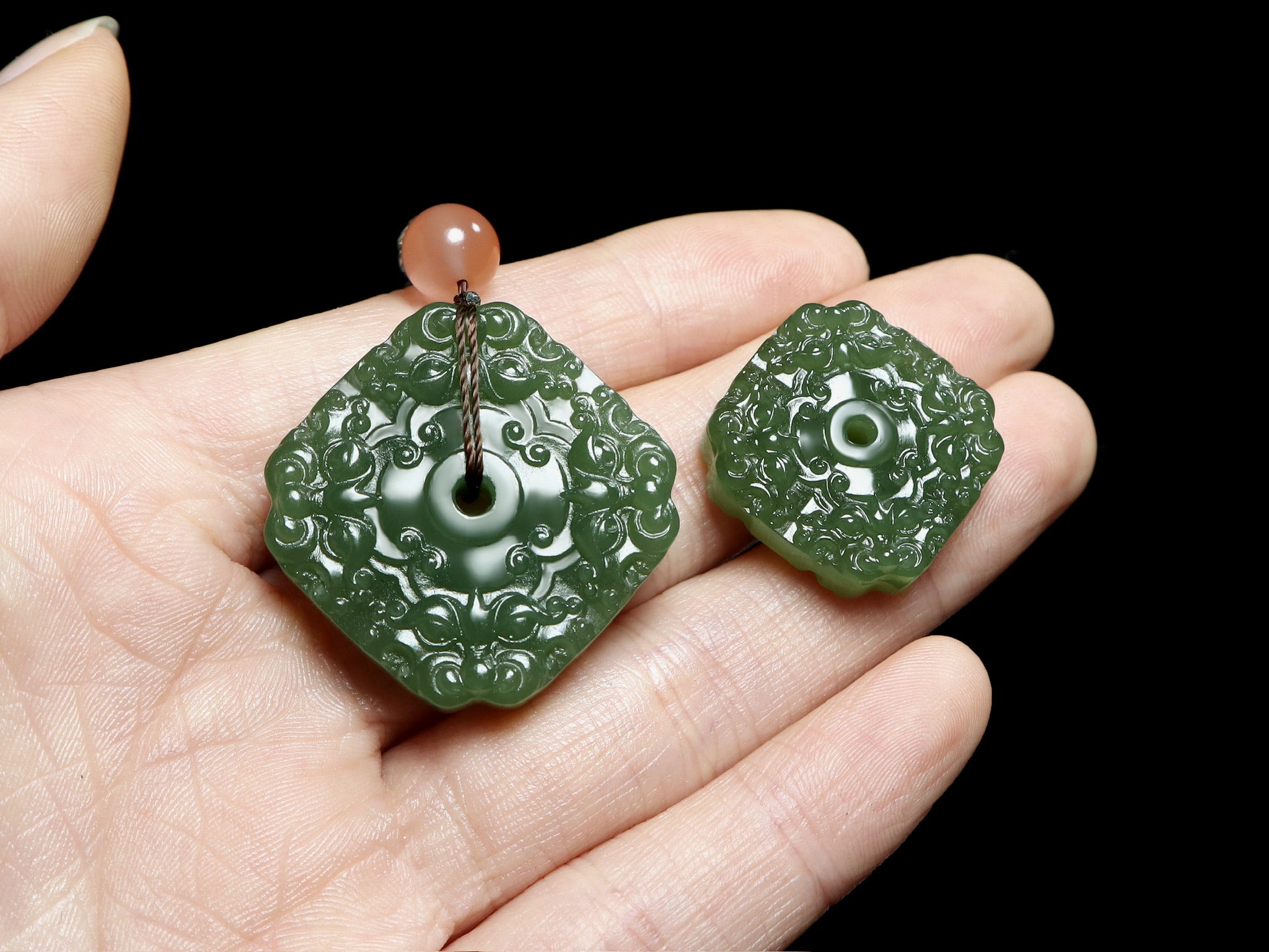 Colgante de jade verde tallado de dos discos con motivos tradicionales