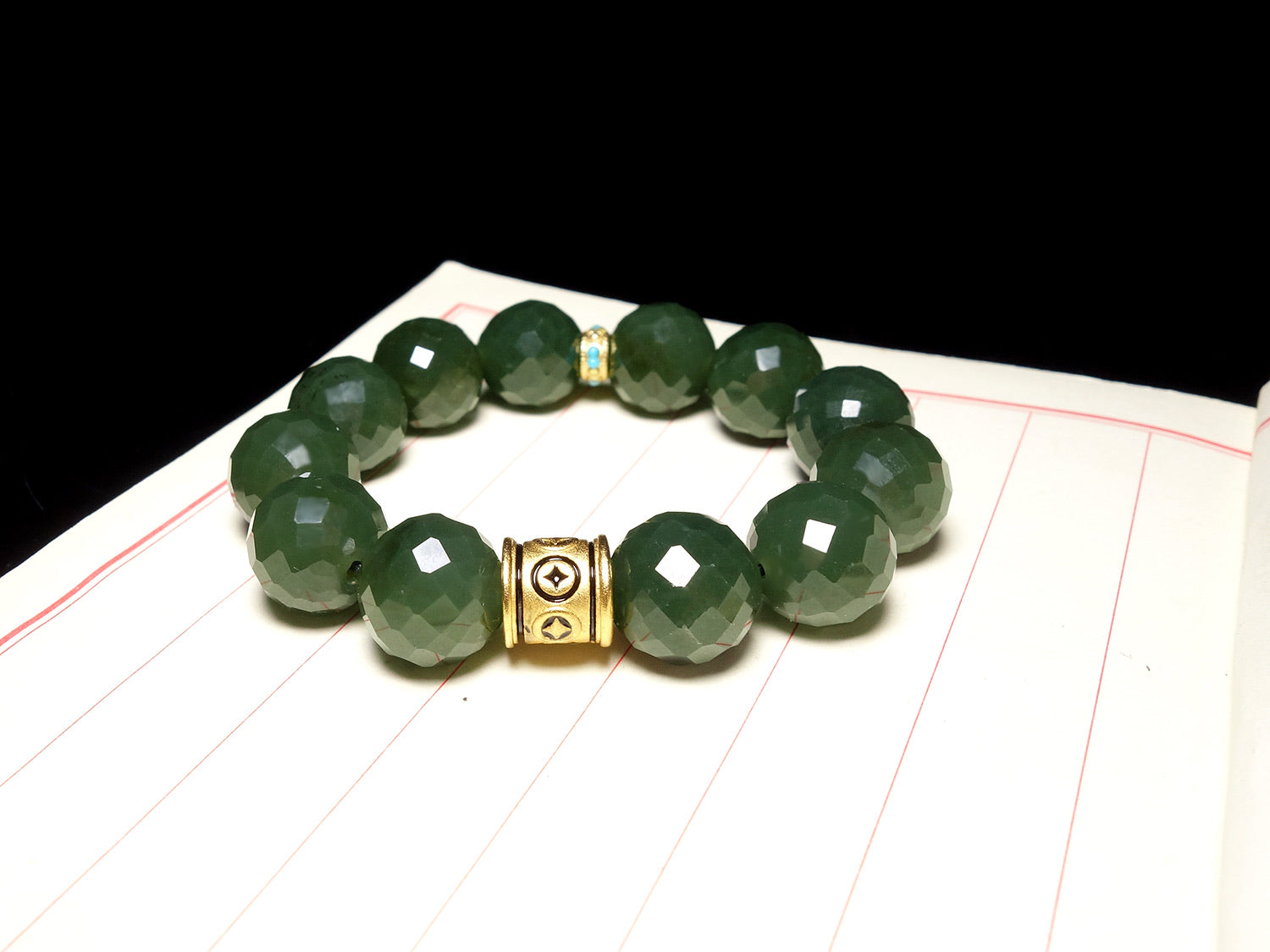 Pulsera de cuentas de jade verde facetadas con dije de detalle dorado