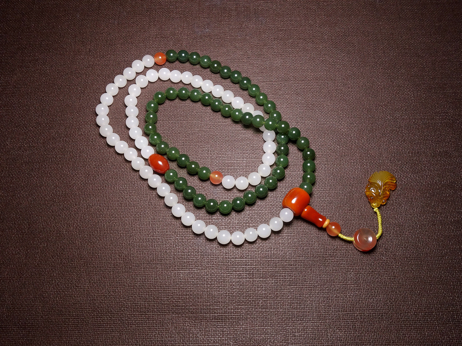 Collar de cuentas de jade verde y blanco con detalles de ágata roja
