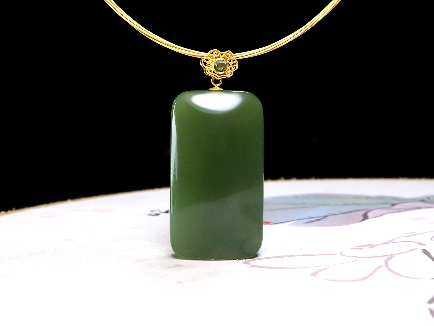 Collar con colgante rectangular de jade verde liso