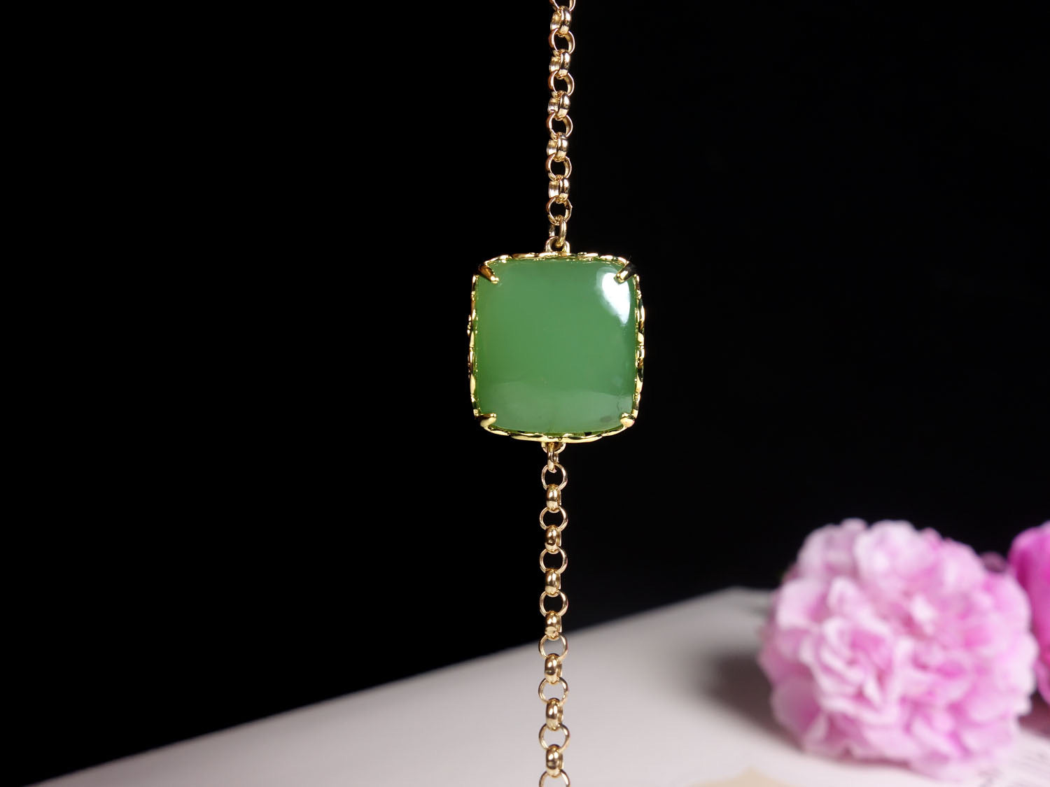 Pulsera cuadrada de jade verde con cadena de oro